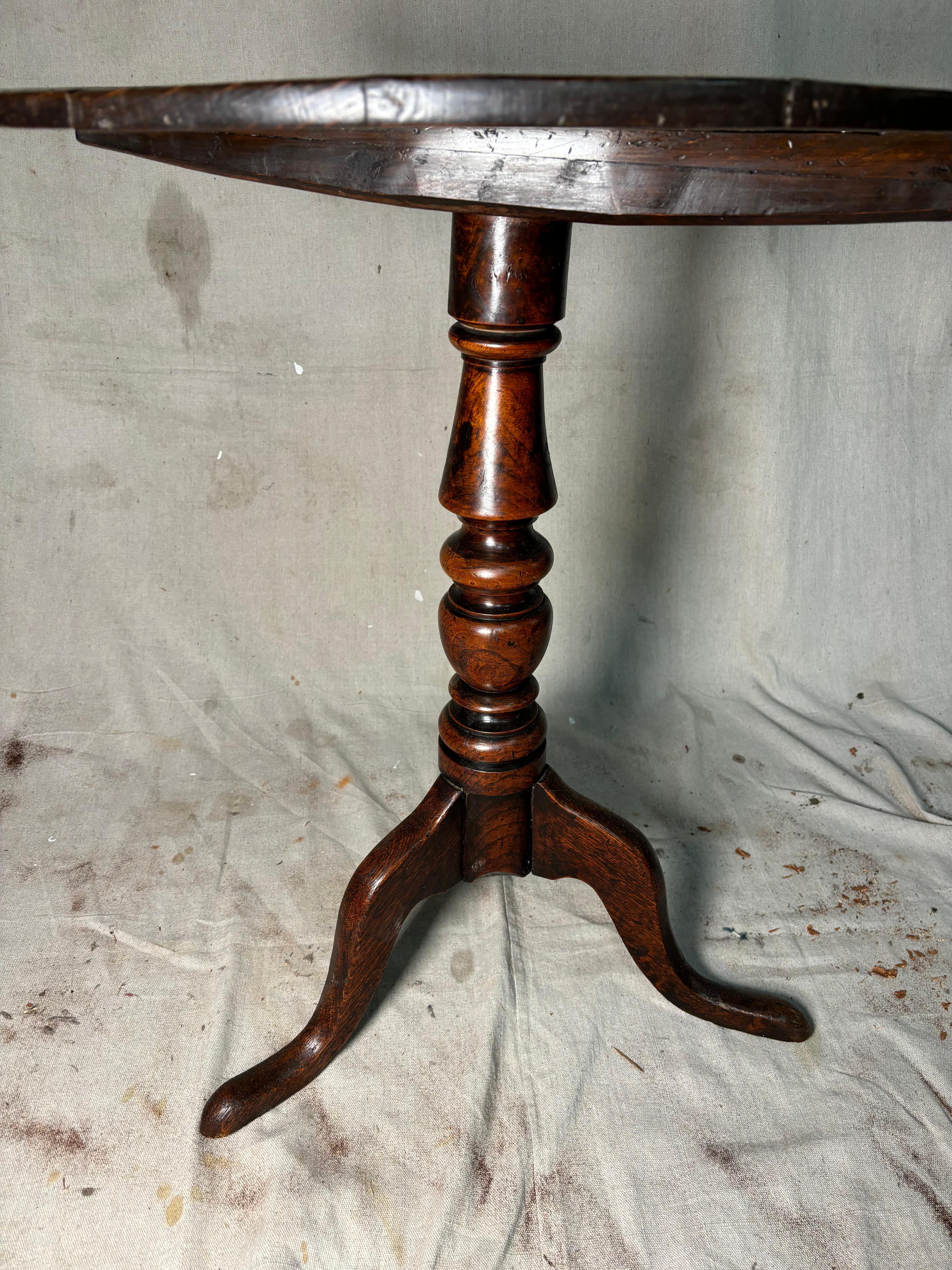 George III 18th Century English Oak Round Tripod Table For Sale