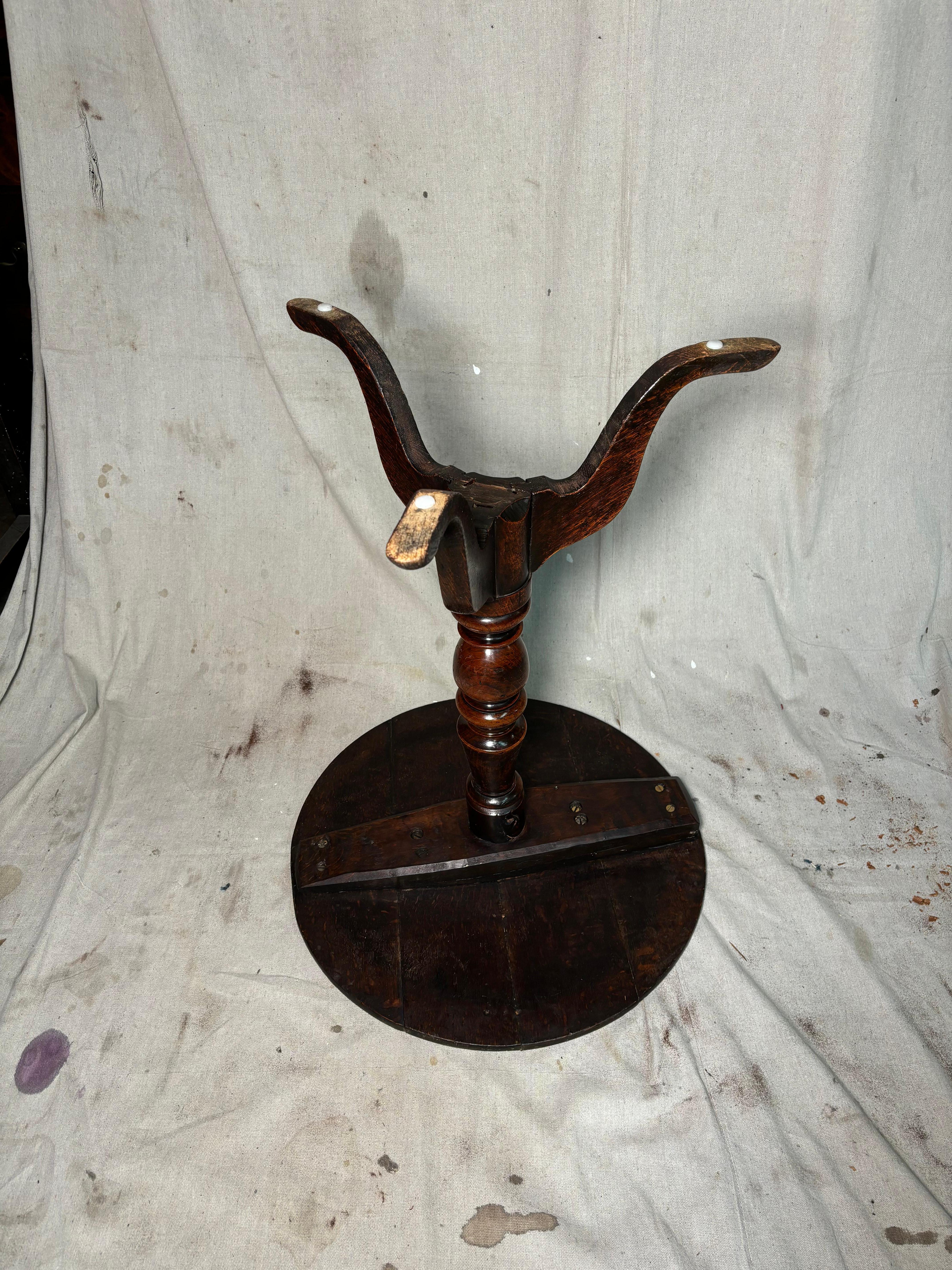 British 18th Century English Oak Round Tripod Table For Sale