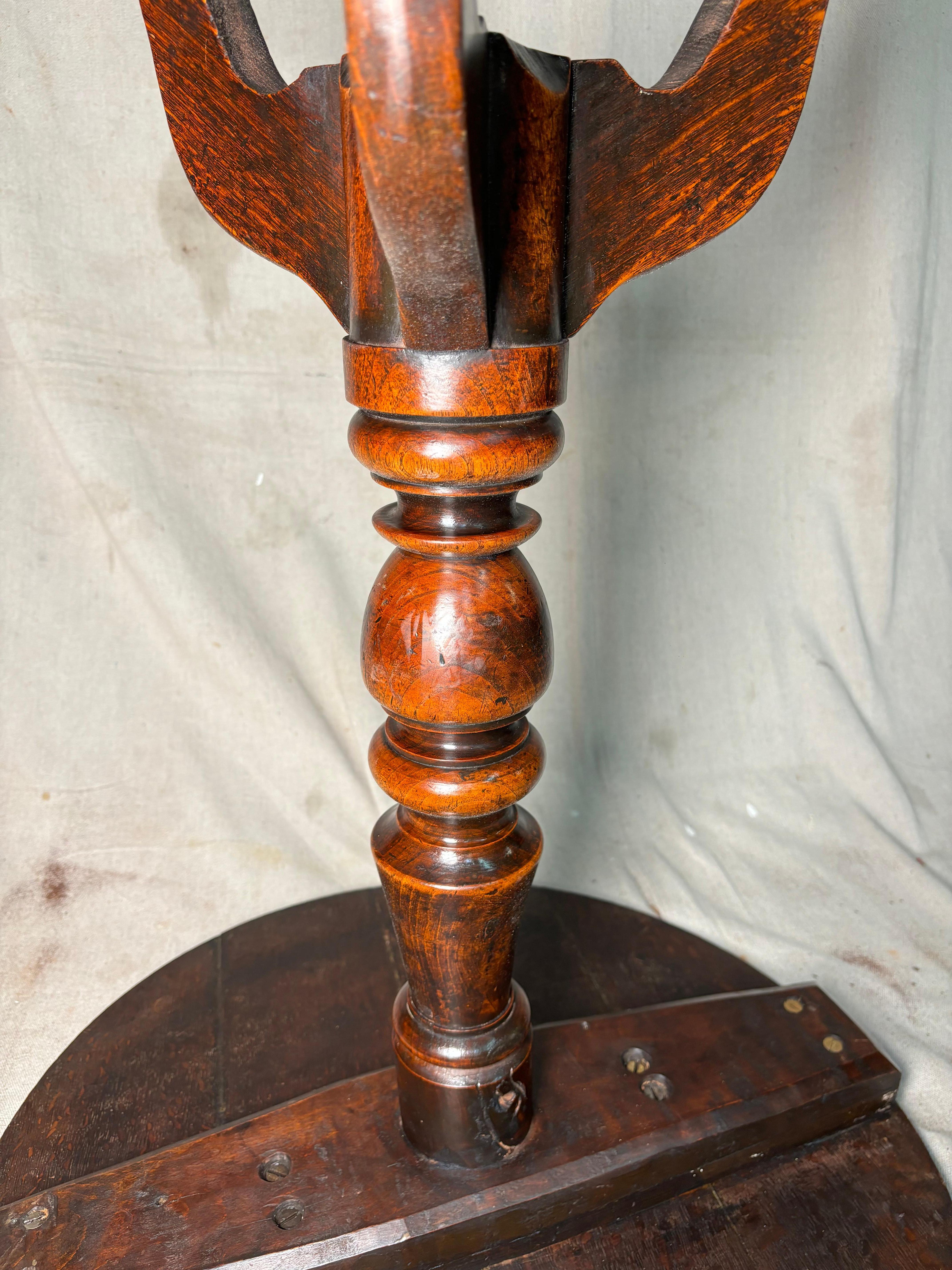 18th Century English Oak Round Tripod Table In Excellent Condition For Sale In Los Angeles, CA