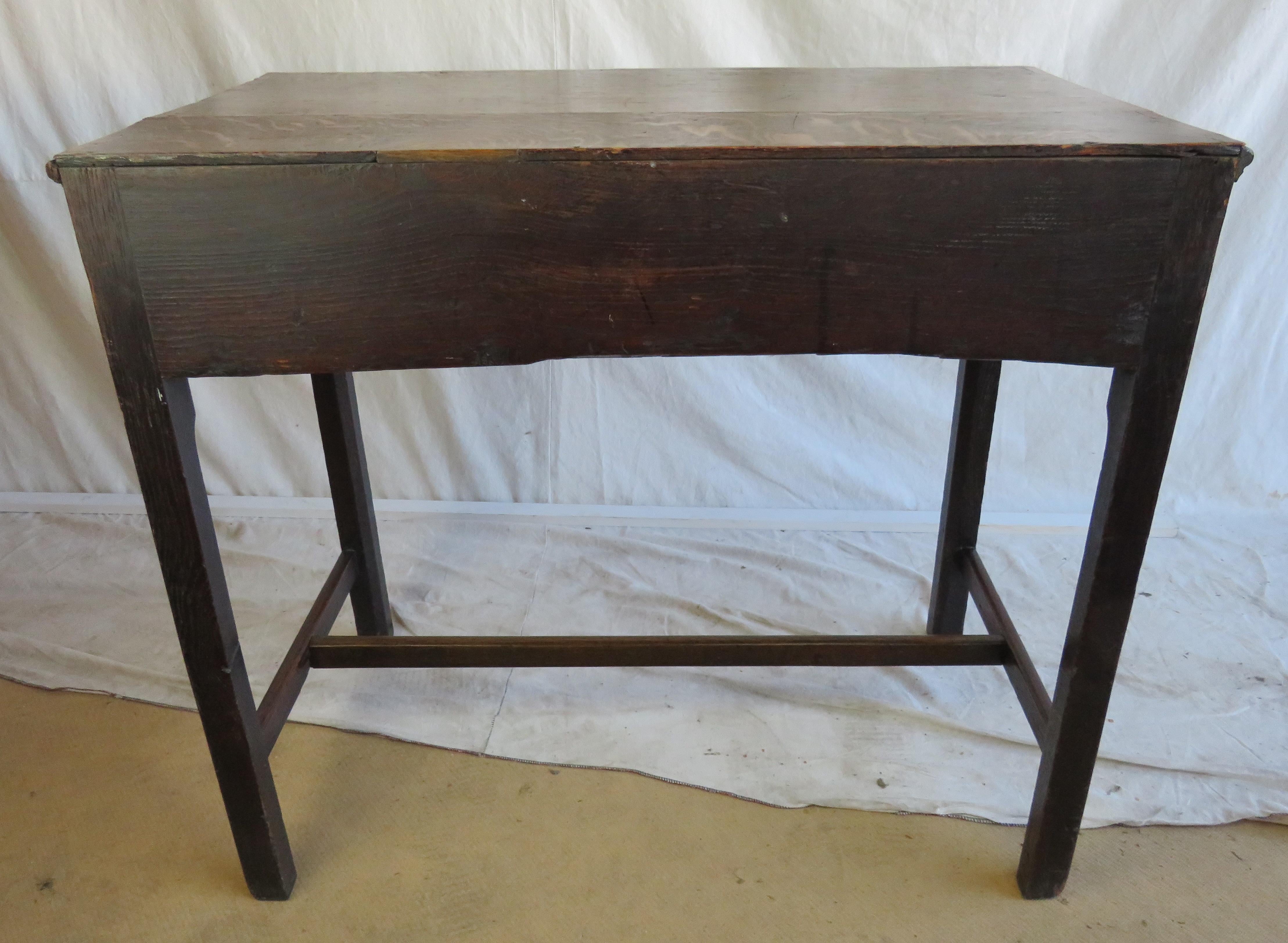 18th Century English Oak Side Table For Sale 1