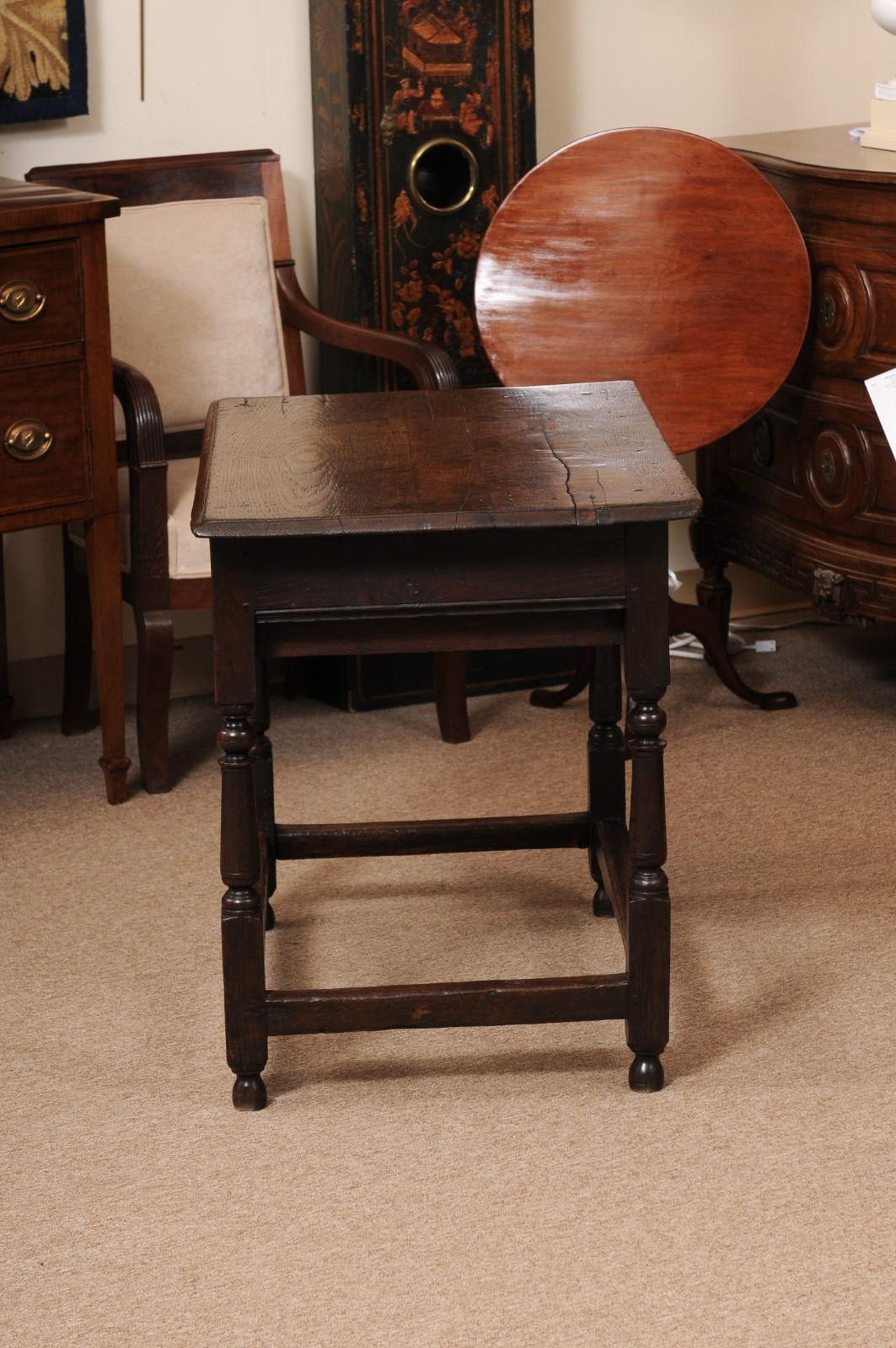 Tavolino in Oak inglese del XVIII secolo con cassetto, barella a scatola e gambe tornite in vendita 5
