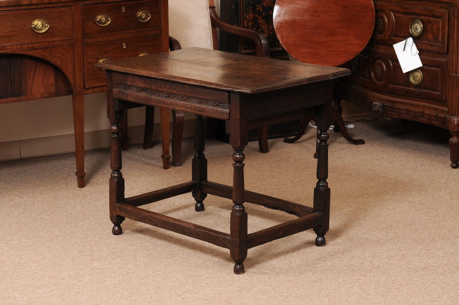 Tavolino in Oak inglese del XVIII secolo con cassetto, barella a scatola e gambe tornite in vendita 6