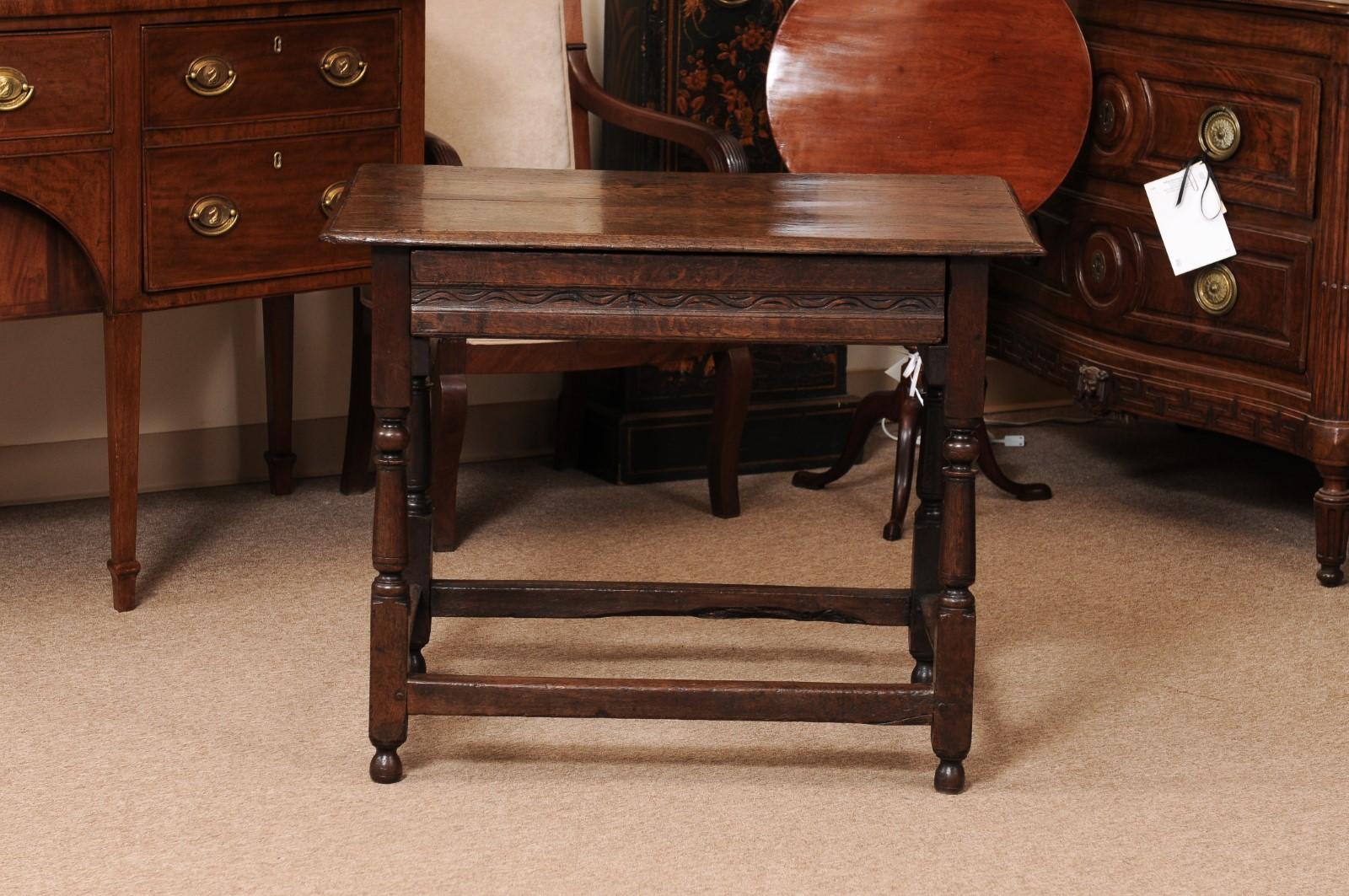 Tavolino in Oak inglese del XVIII secolo con cassetto, barella a scatola e gambe tornite in vendita 7