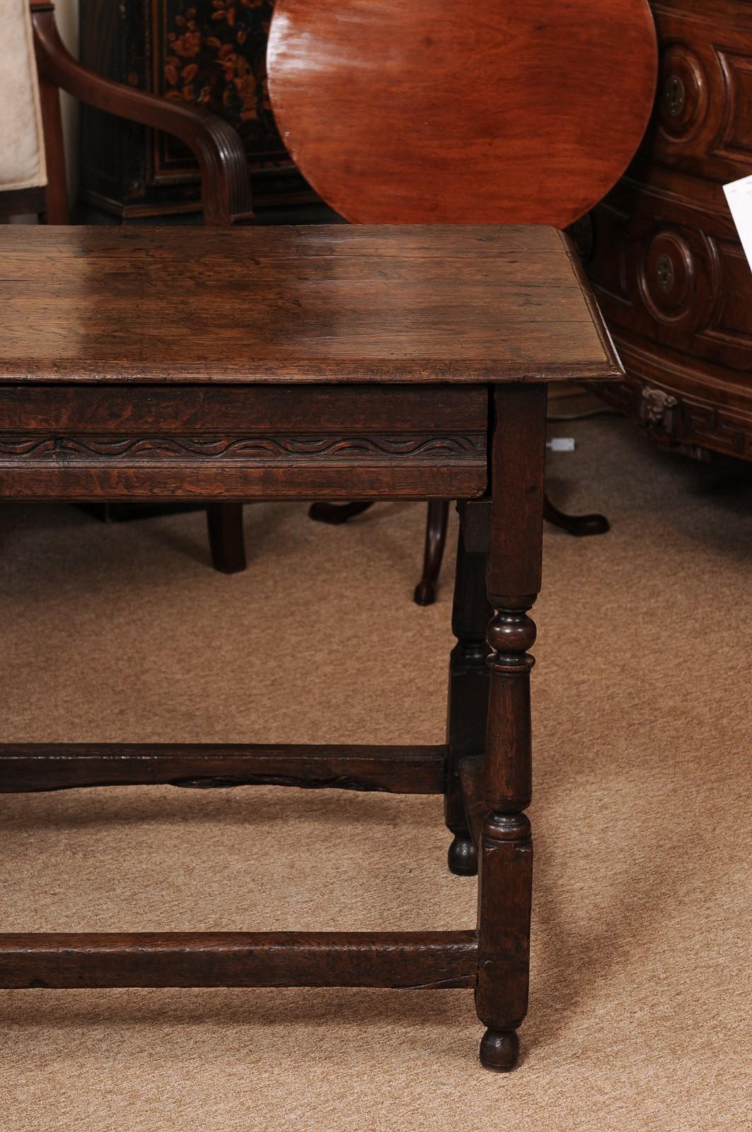 Tavolino in Oak inglese del XVIII secolo con cassetto, barella a scatola e gambe tornite in vendita 8