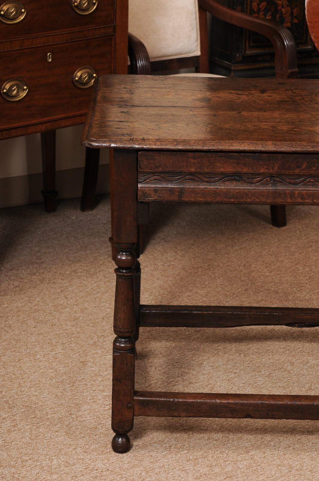 Tavolino in Oak inglese del XVIII secolo con cassetto, barella a scatola e gambe tornite in vendita 9