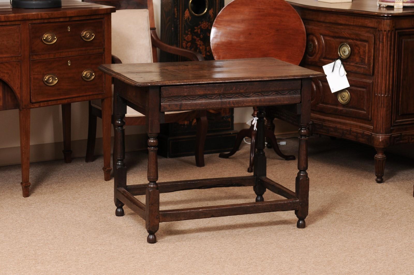 Inglese Tavolino in Oak inglese del XVIII secolo con cassetto, barella a scatola e gambe tornite in vendita