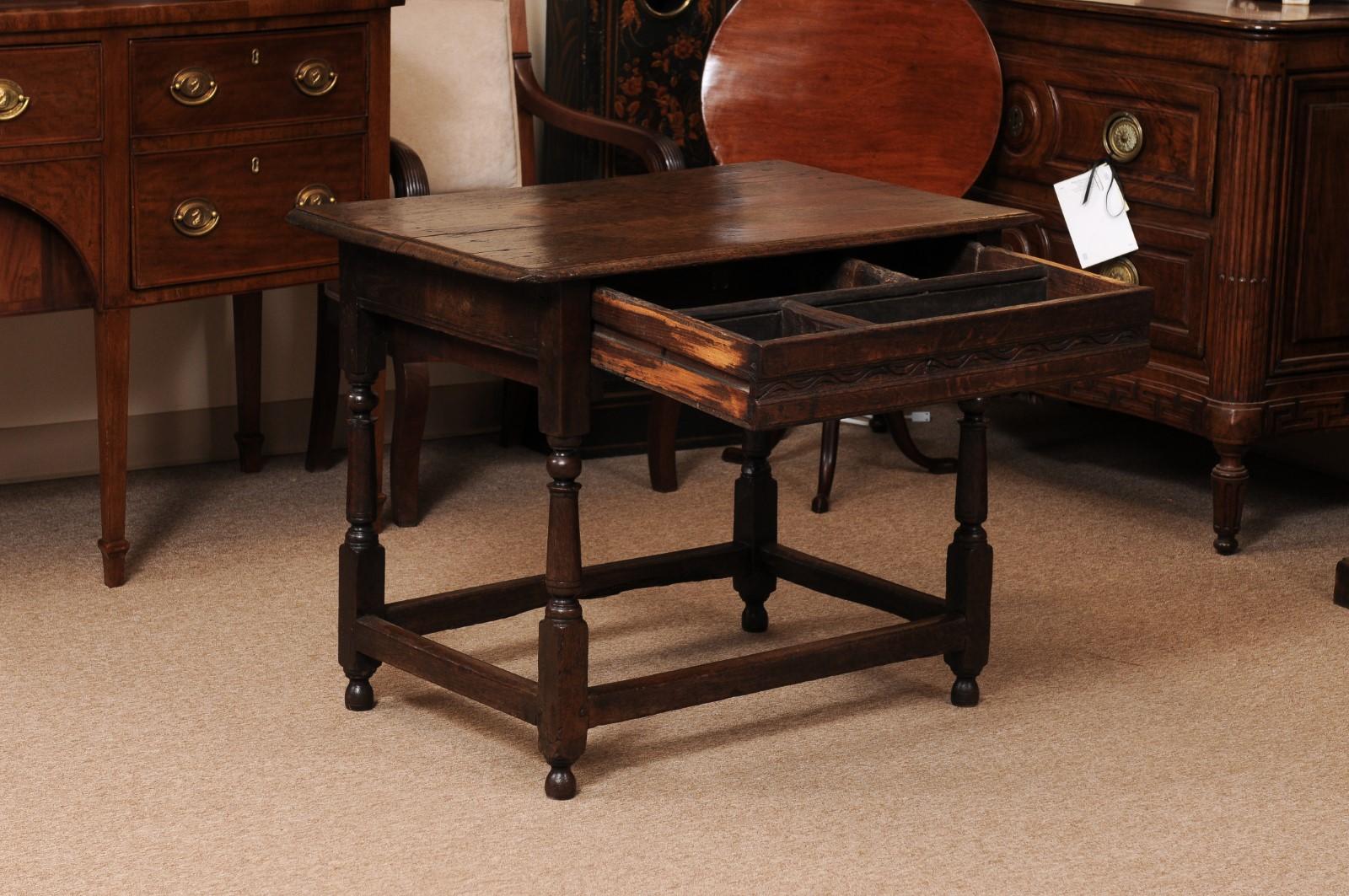Tavolino in Oak inglese del XVIII secolo con cassetto, barella a scatola e gambe tornite In condizioni discrete in vendita a Atlanta, GA