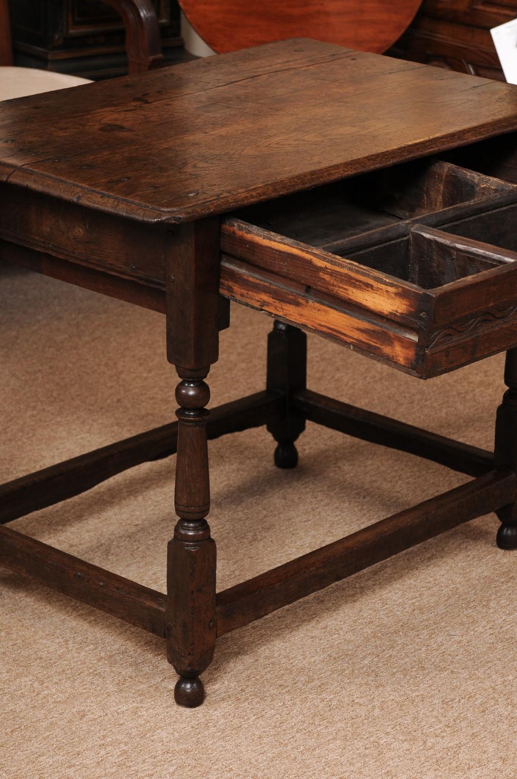 Fino al XVIII secolo Tavolino in Oak inglese del XVIII secolo con cassetto, barella a scatola e gambe tornite in vendita
