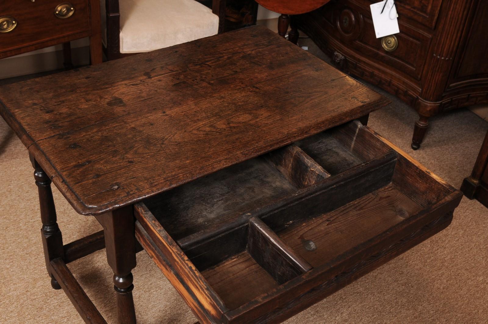 Quercia Tavolino in Oak inglese del XVIII secolo con cassetto, barella a scatola e gambe tornite in vendita