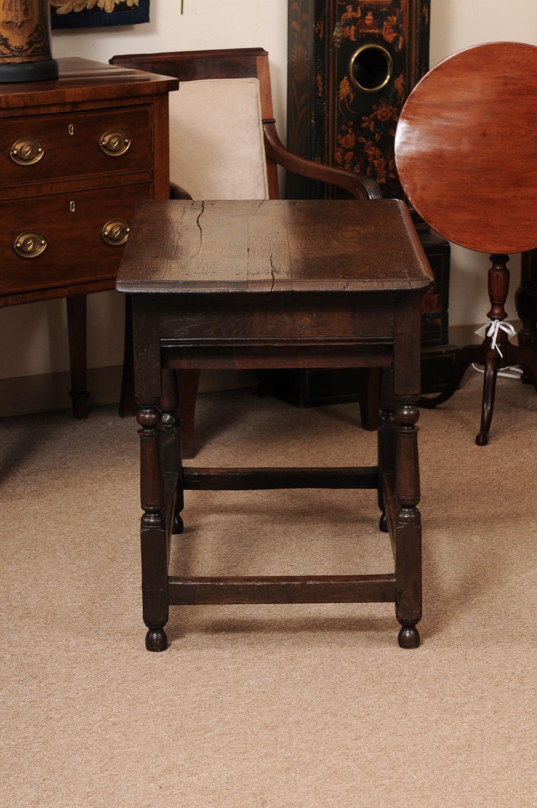 Tavolino in Oak inglese del XVIII secolo con cassetto, barella a scatola e gambe tornite in vendita 1