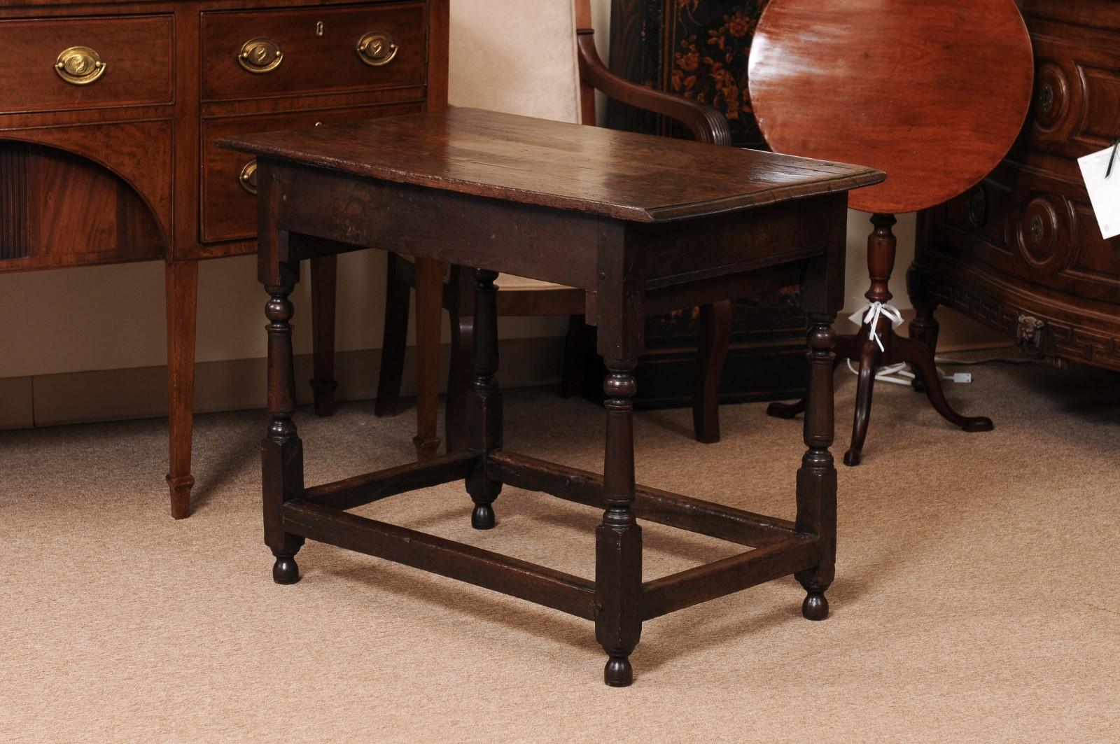 Tavolino in Oak inglese del XVIII secolo con cassetto, barella a scatola e gambe tornite in vendita 2