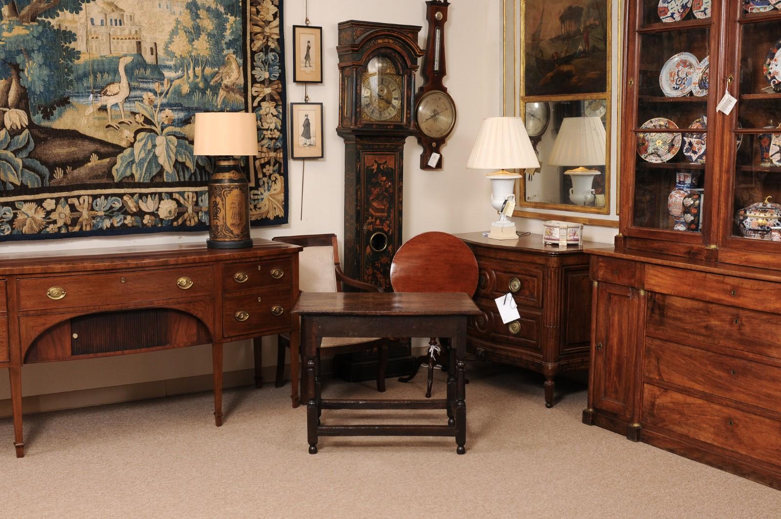 Tavolino in Oak inglese del XVIII secolo con cassetto, barella a scatola e gambe tornite in vendita 3