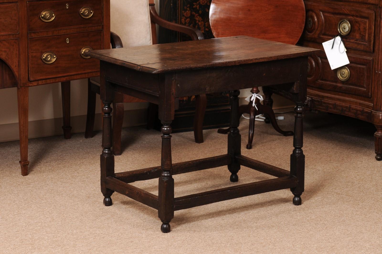 Tavolino in Oak inglese del XVIII secolo con cassetto, barella a scatola e gambe tornite in vendita 4