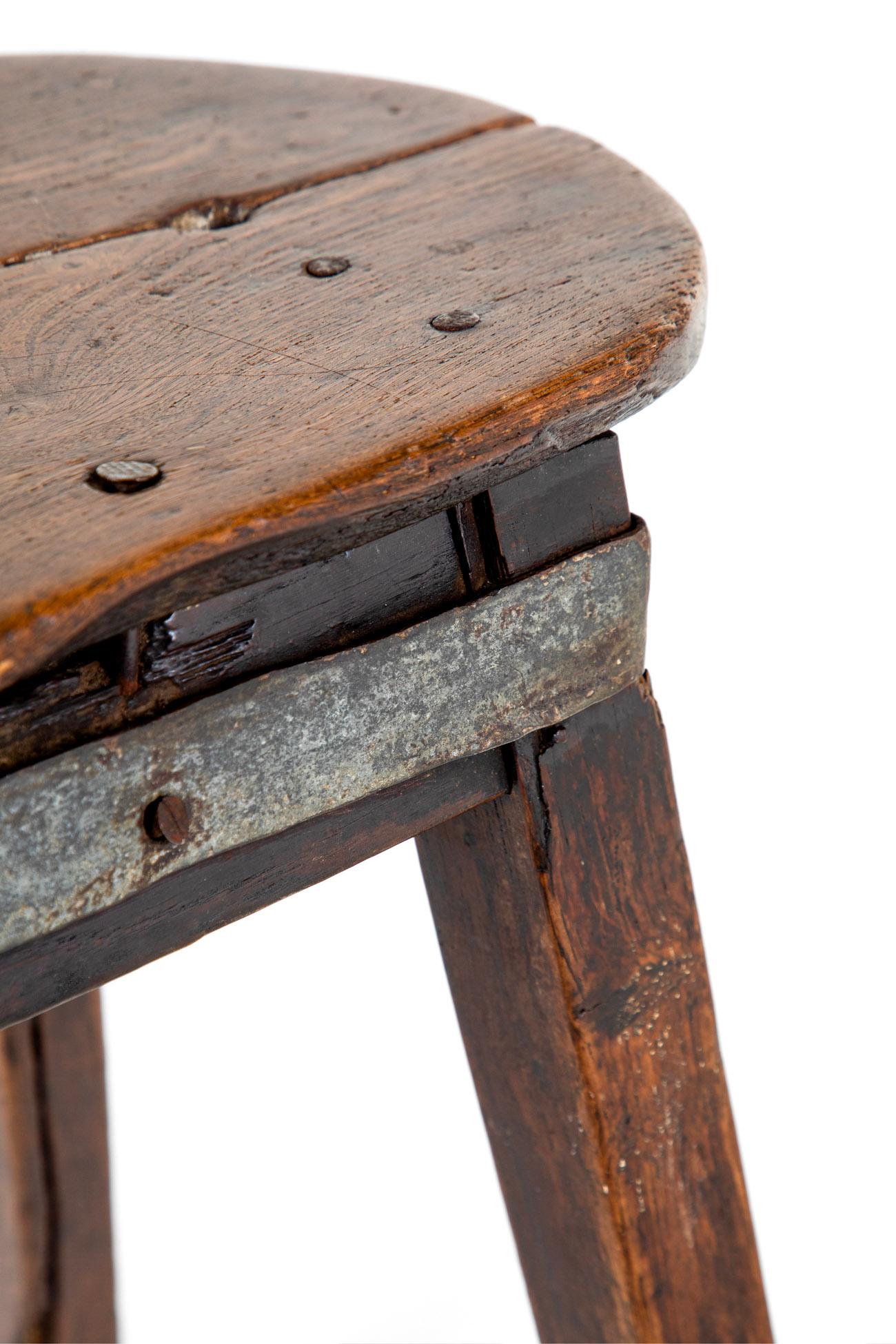 Englischer Eichenhocker aus dem 18. (Schmiedeeisen) im Angebot