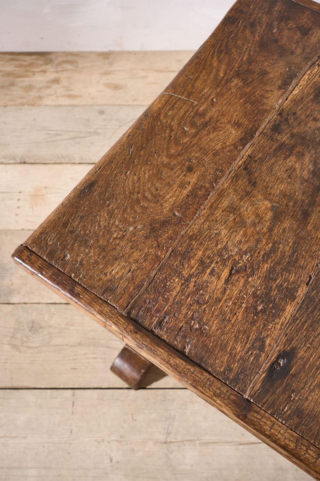 18th century English Oak tavern table For Sale 4