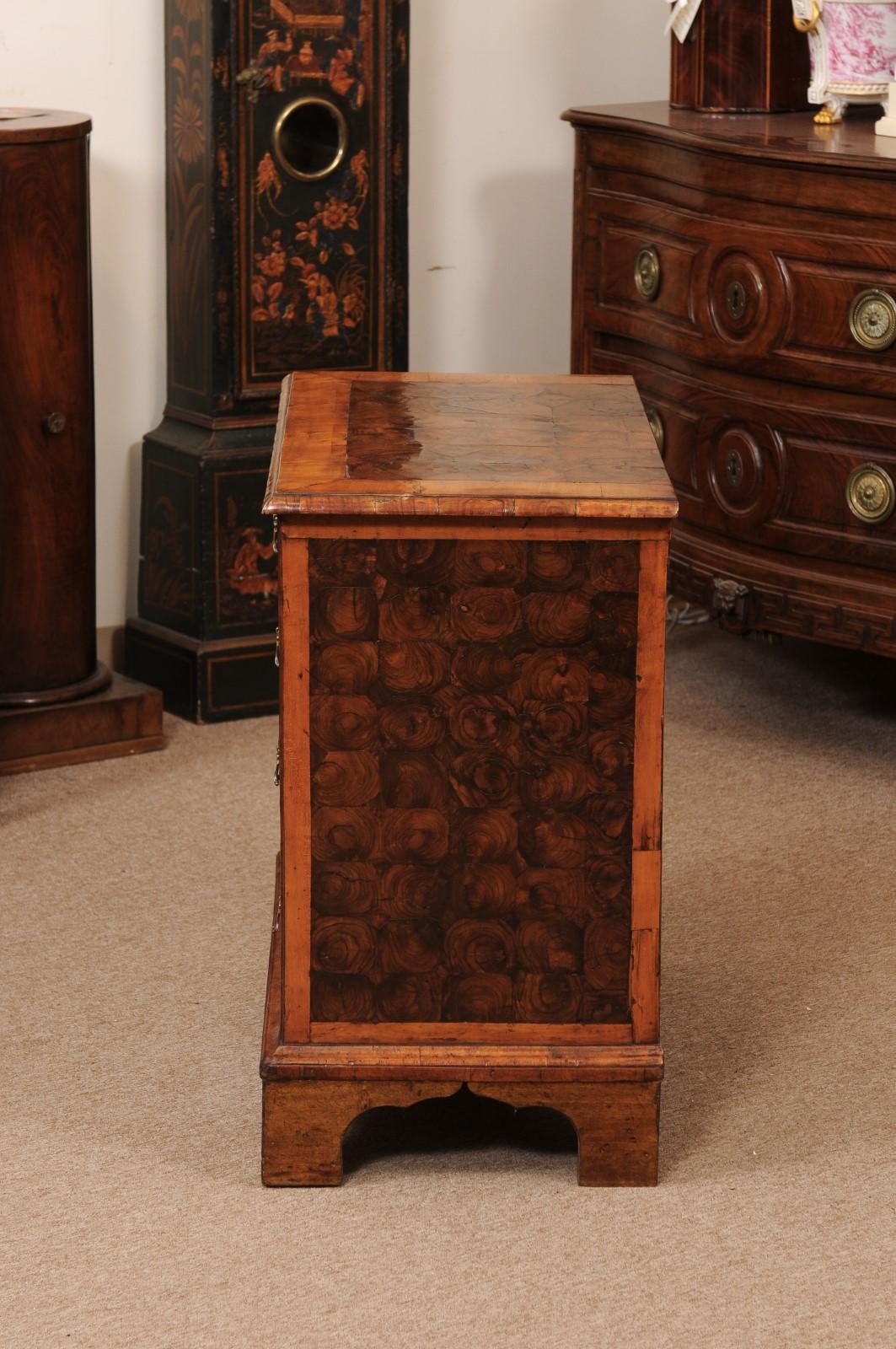 18th Century English Oyster Veneered Walnut Bachelor’s Chest   For Sale 6