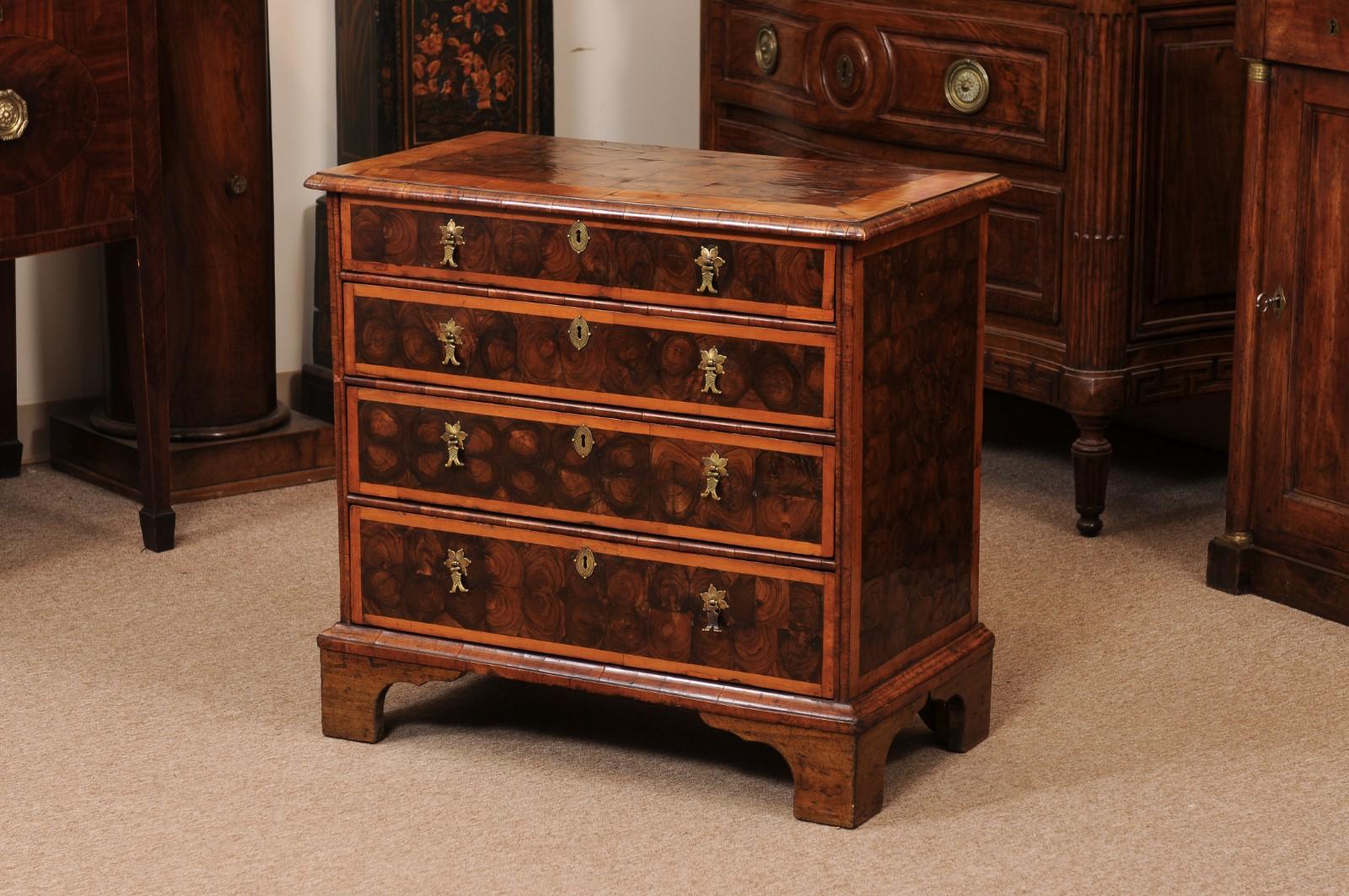 18th Century English Oyster Veneered Walnut Bachelor’s Chest   For Sale 7