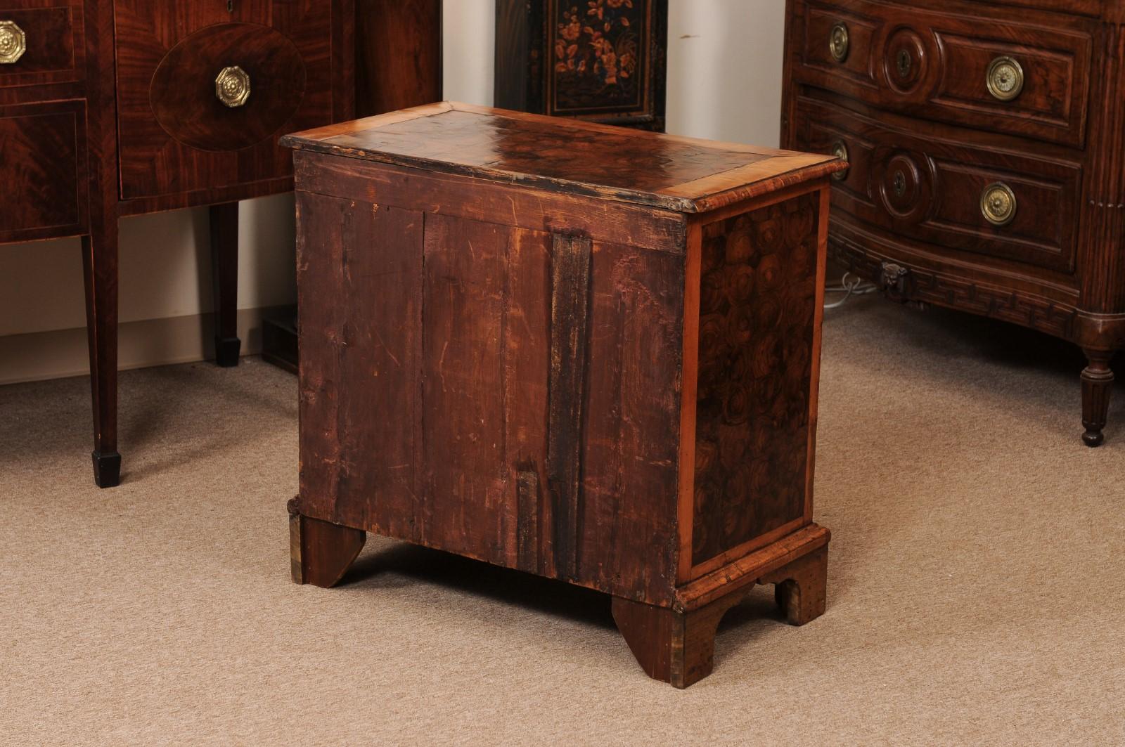 18th Century English Oyster Veneered Walnut Bachelor’s Chest   For Sale 3