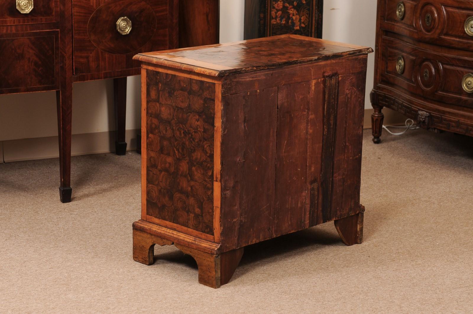 18th Century English Oyster Veneered Walnut Bachelor’s Chest   For Sale 5