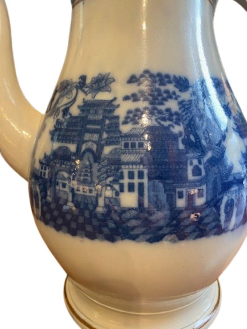 Cafetière anglaise du XVIIIe siècle en faïence perlée, vers 1795, une cafetière en faïence du Staffordshire d'une taille inhabituelle, très grande, avec un décor bleu et blanc transféré à la manière de la Chinoiserie, comprenant des pagodes, des