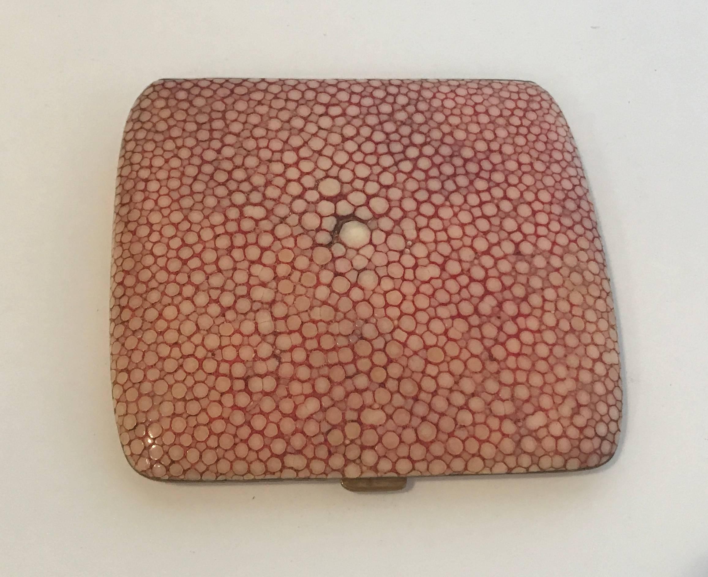 18th Century English Pink Shagreen Compact In Good Condition For Sale In Nashville, TN