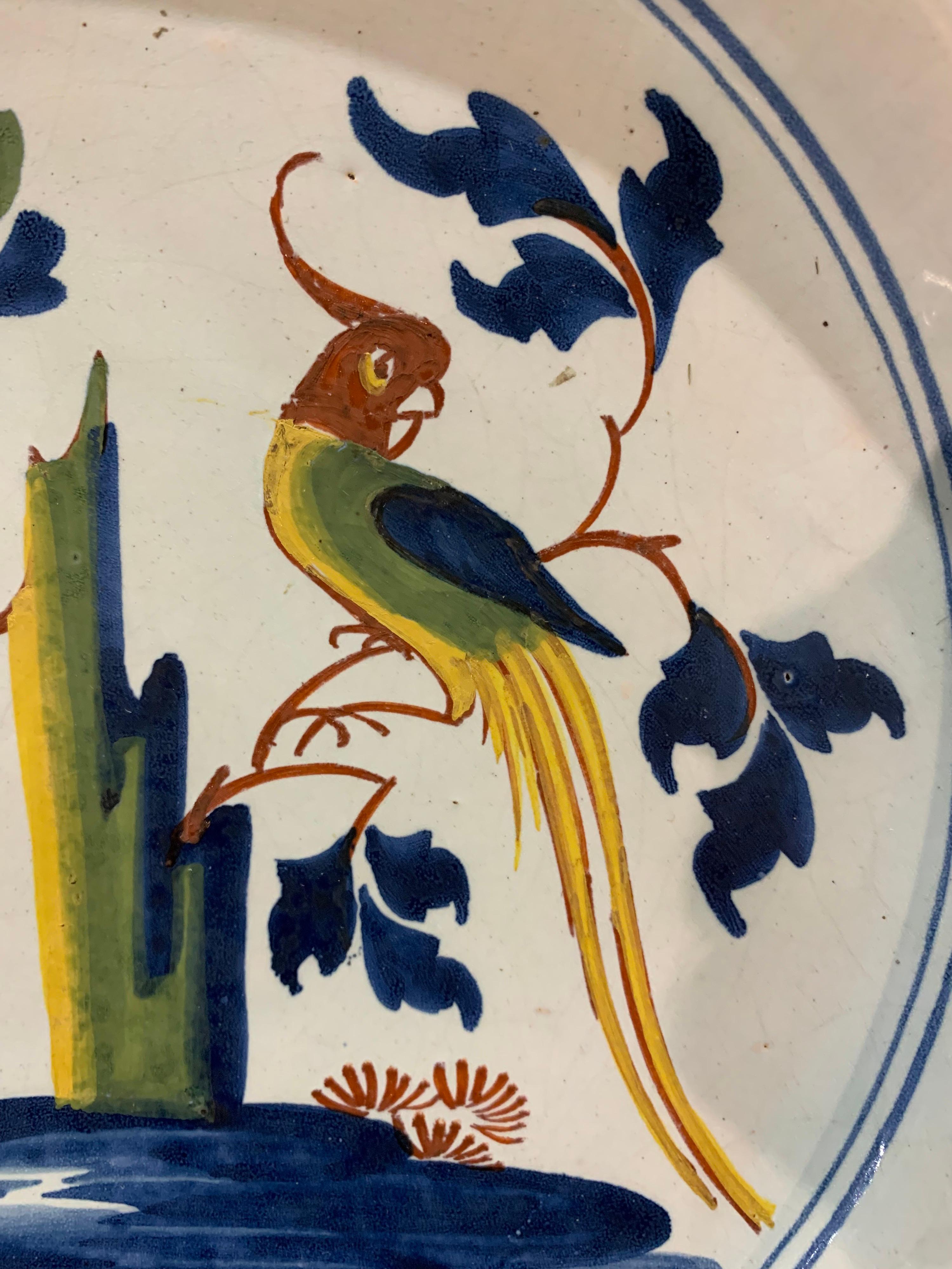 Englischer polychromer Delfter Platzteller mit Parakeet-Dekor aus dem 18. Jahrhundert im Zustand „Gut“ im Angebot in Charleston, SC