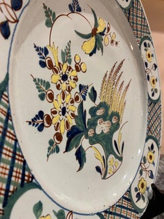 Englischer polychromierter Delfter Teller aus dem 18. Jahrhundert