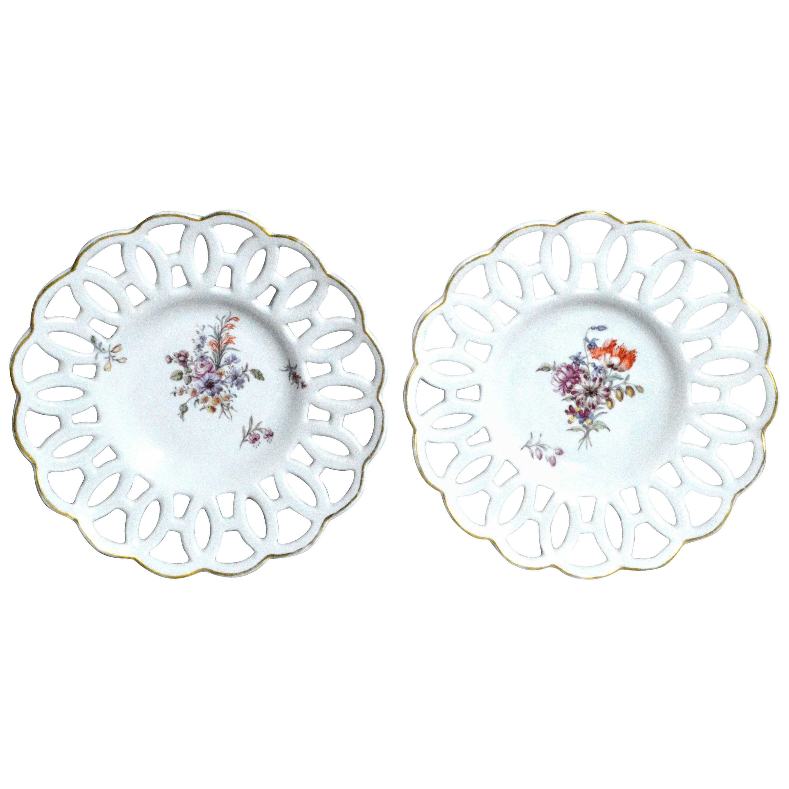 Plats circulaires réticulés en porcelaine de Chelsea, période Gold anchor, vers 1760.

Les plats en porcelaine de Chelsea, avec des bords circulaires en treillis et une simple bande dorée, sont magnifiquement peints d'un bouquet décentré de fleurs