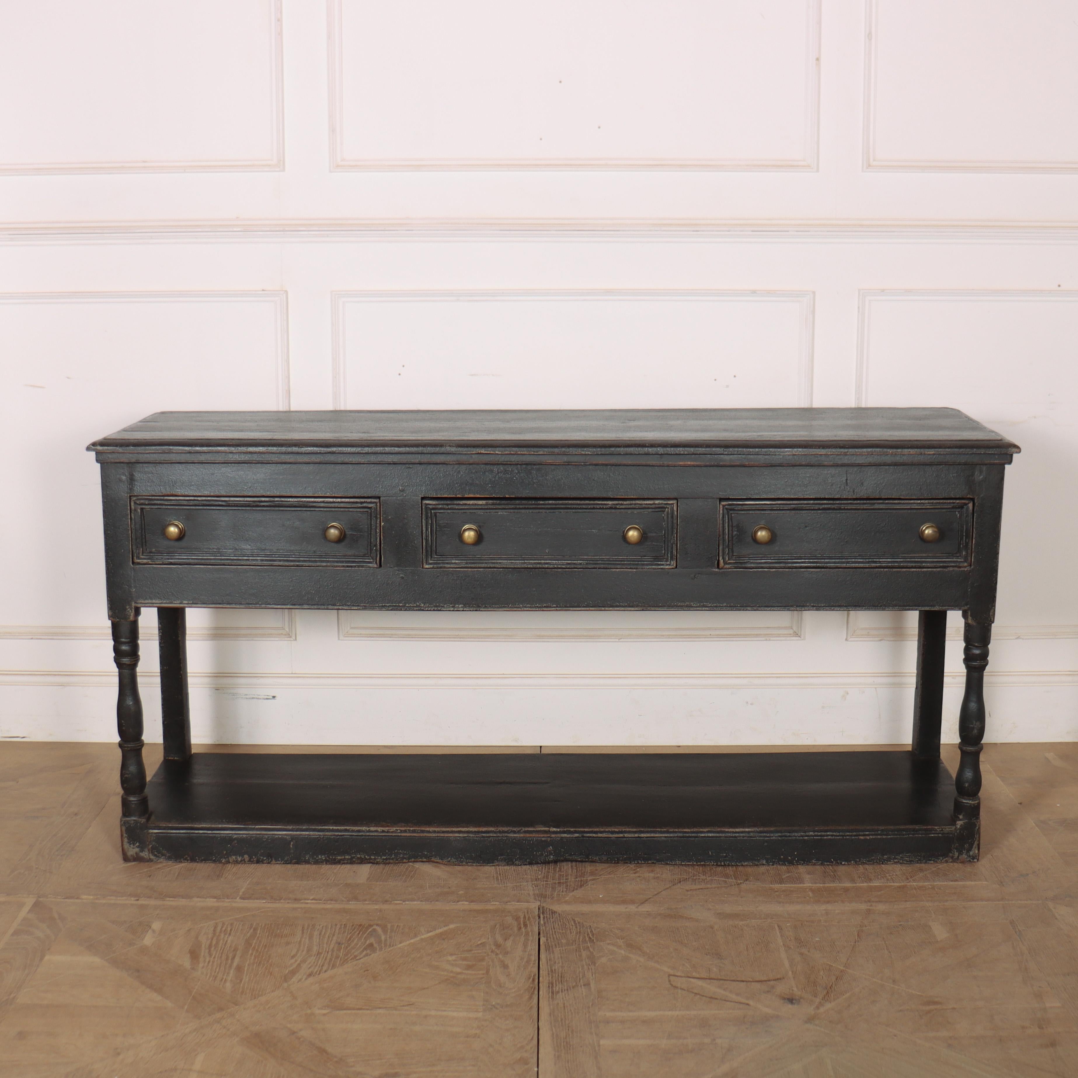 Utile cassettone in rovere dipinto del XVIII secolo con tre cassetti. 1780. 

Codice: 9173

Dimensioni:
W: 66.5