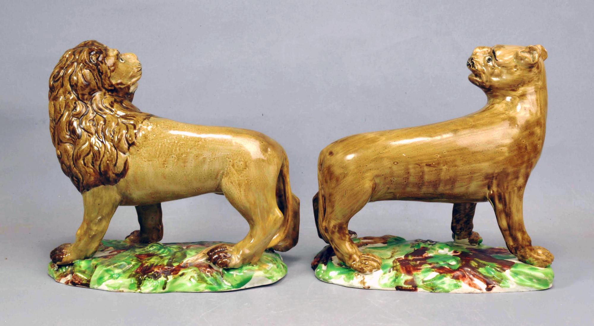 Georgiano Figure di leone e leonessa in ceramica inglese del XVIII secolo - Wood Wood Type in vendita
