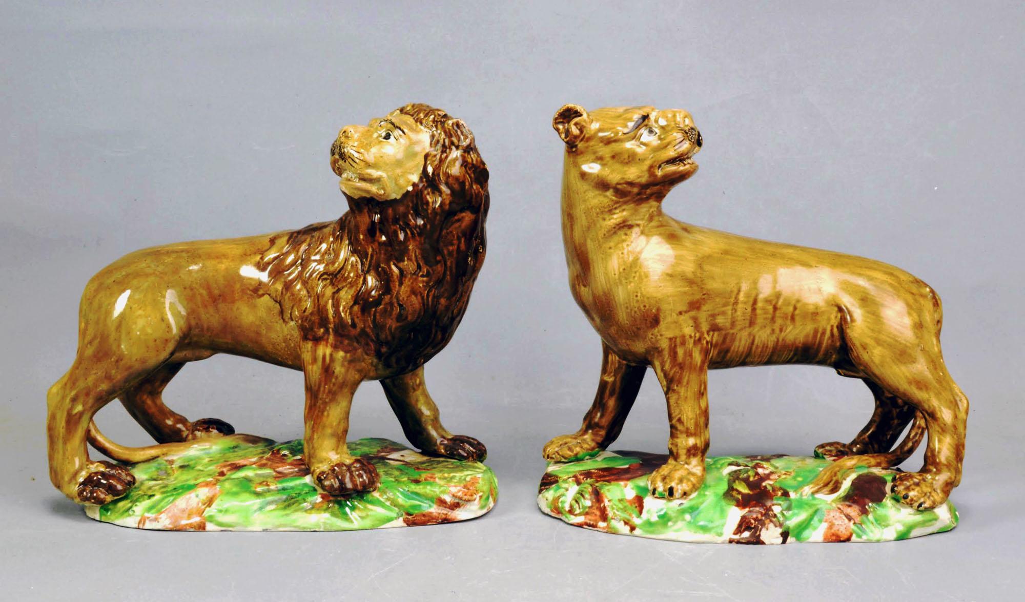 Figure di leone e leonessa in ceramica inglese del XVIII secolo - Wood Wood Type In condizioni buone in vendita a Downingtown, PA