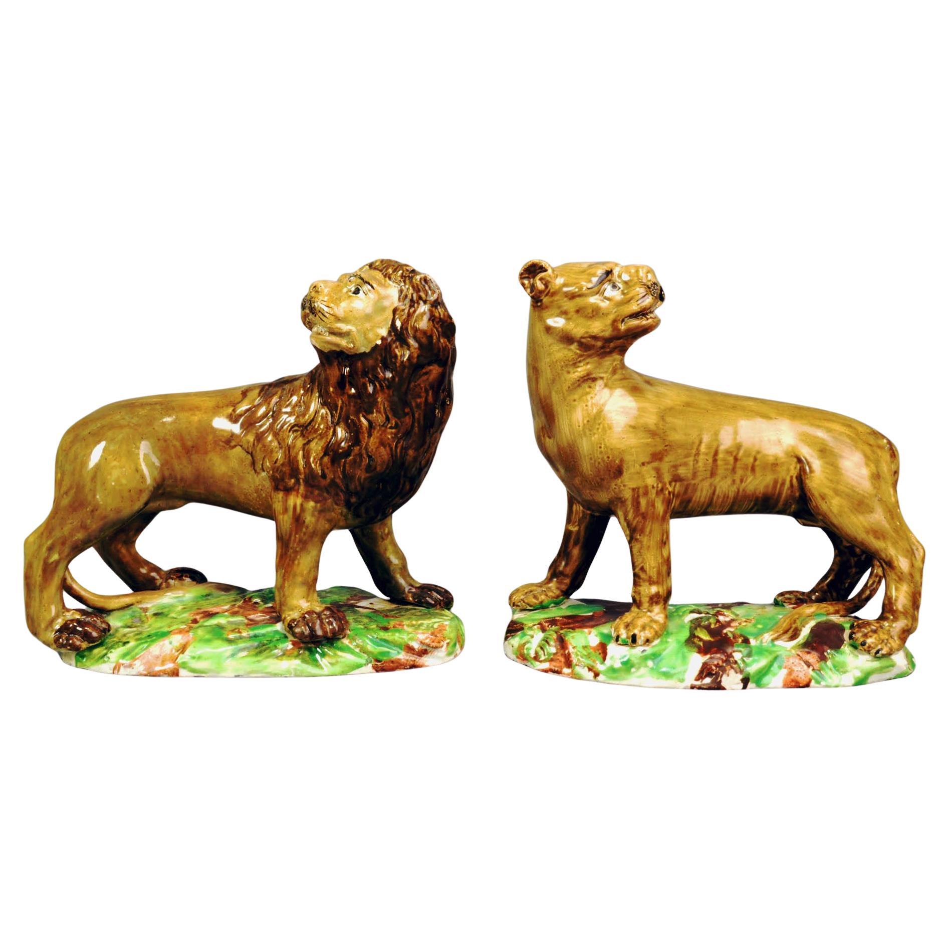 Englische Keramik-Perlenware-Löwen- und Löwenfiguren aus dem 18. Jahrhundert – Ralph Wood-Typ