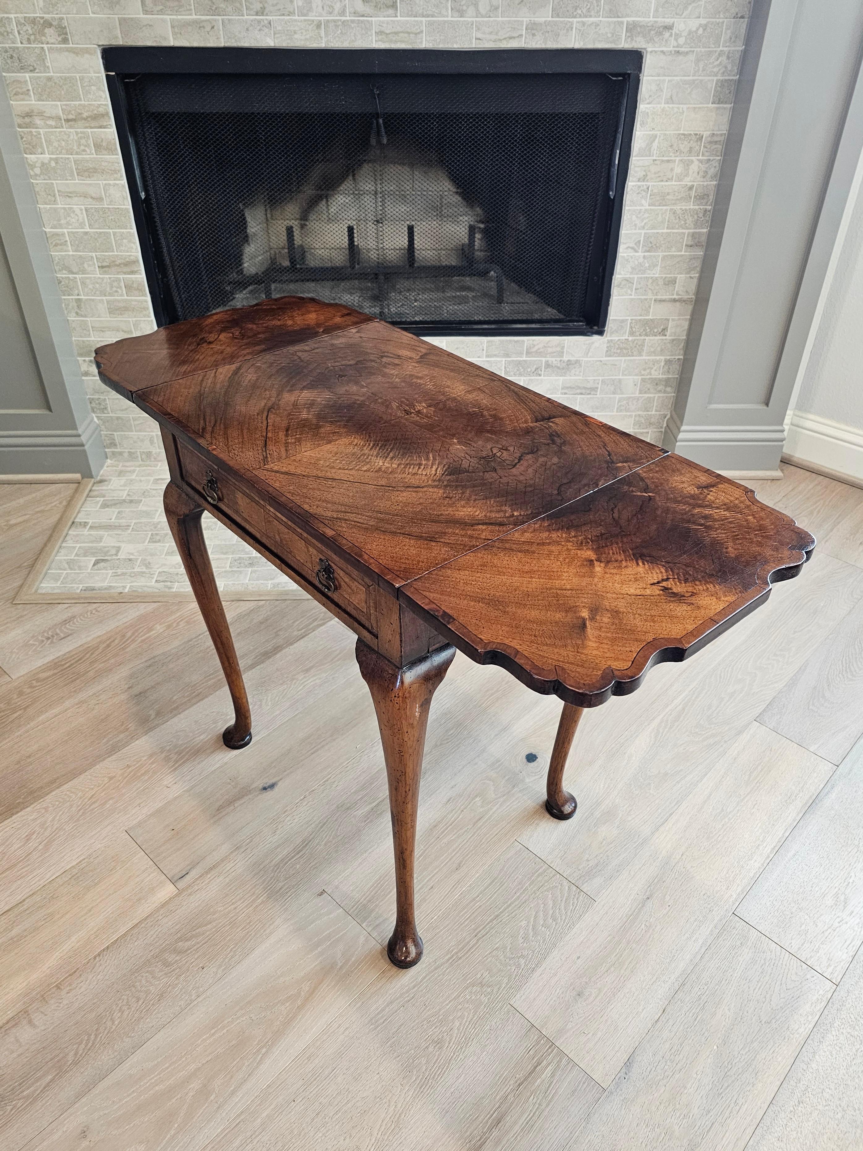 Englischer Queen Anne Burlwood Tisch mit hängenden Blättern aus dem 18. im Zustand „Gut“ im Angebot in Forney, TX