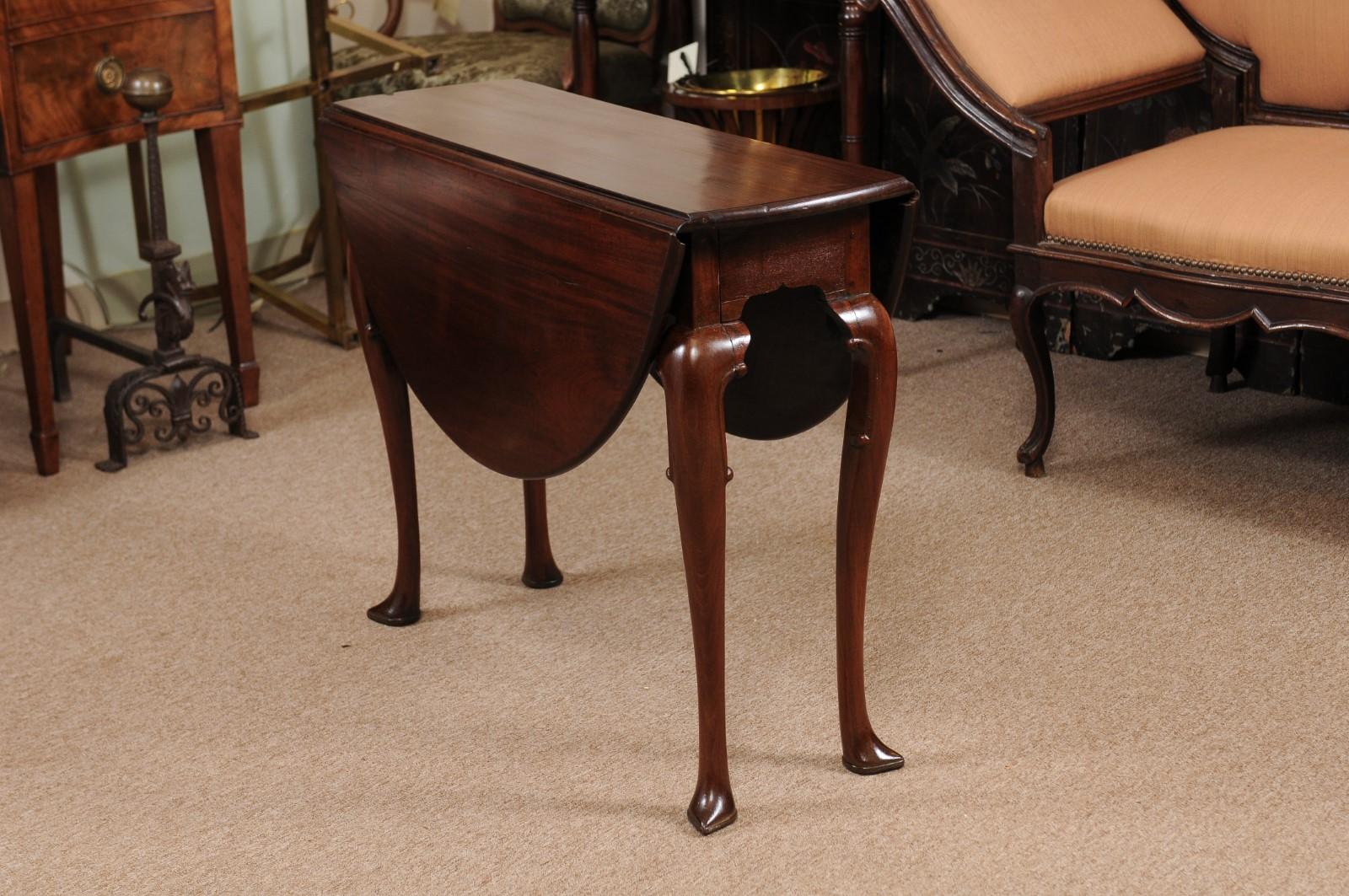 Queen Anne period mahogany drop leaf table with slipper feet, 18th century, England.
Dimensions with leaves open: 41