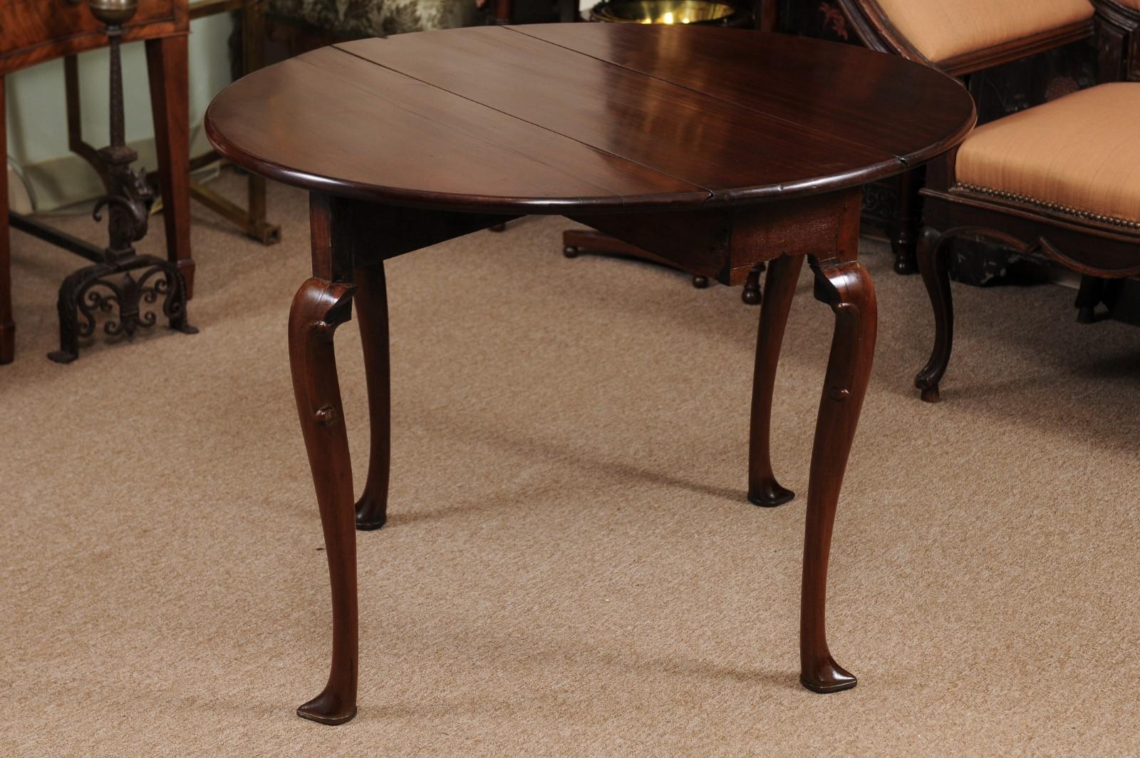18th Century English Queen Anne Drop Leaf Table with Slipper Foot In Good Condition In Atlanta, GA