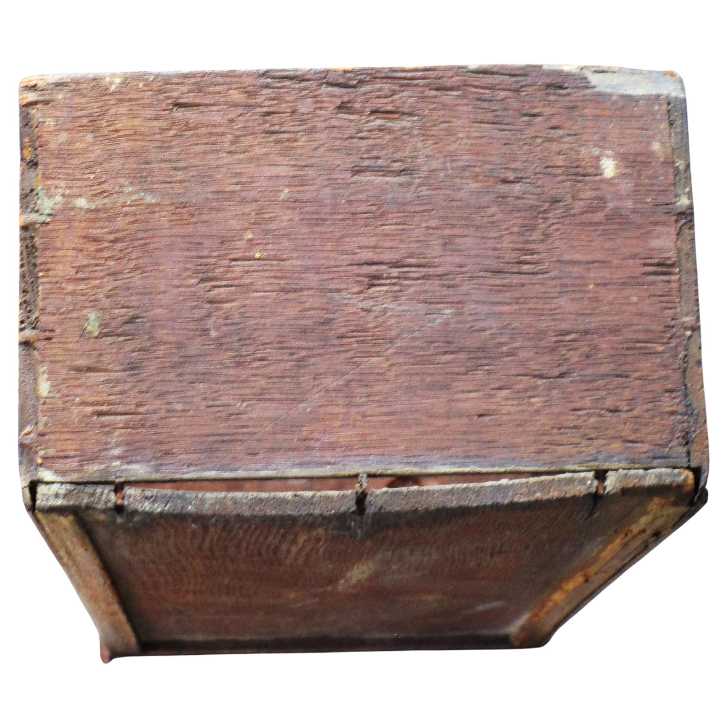 18th Century Queen Anne Mahogany Lowboy en vente 4