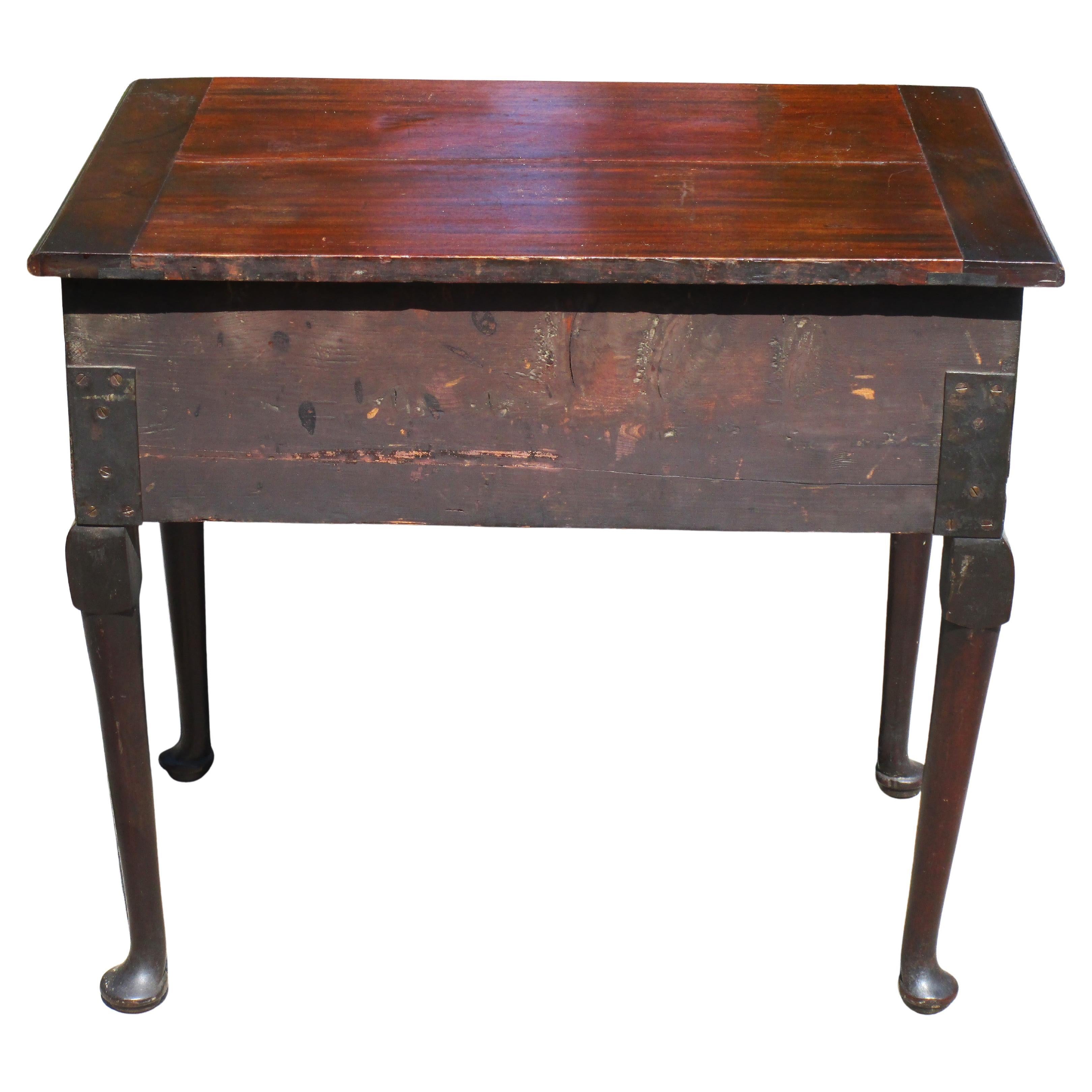 18th Century Queen Anne Mahogany Lowboy en vente 5