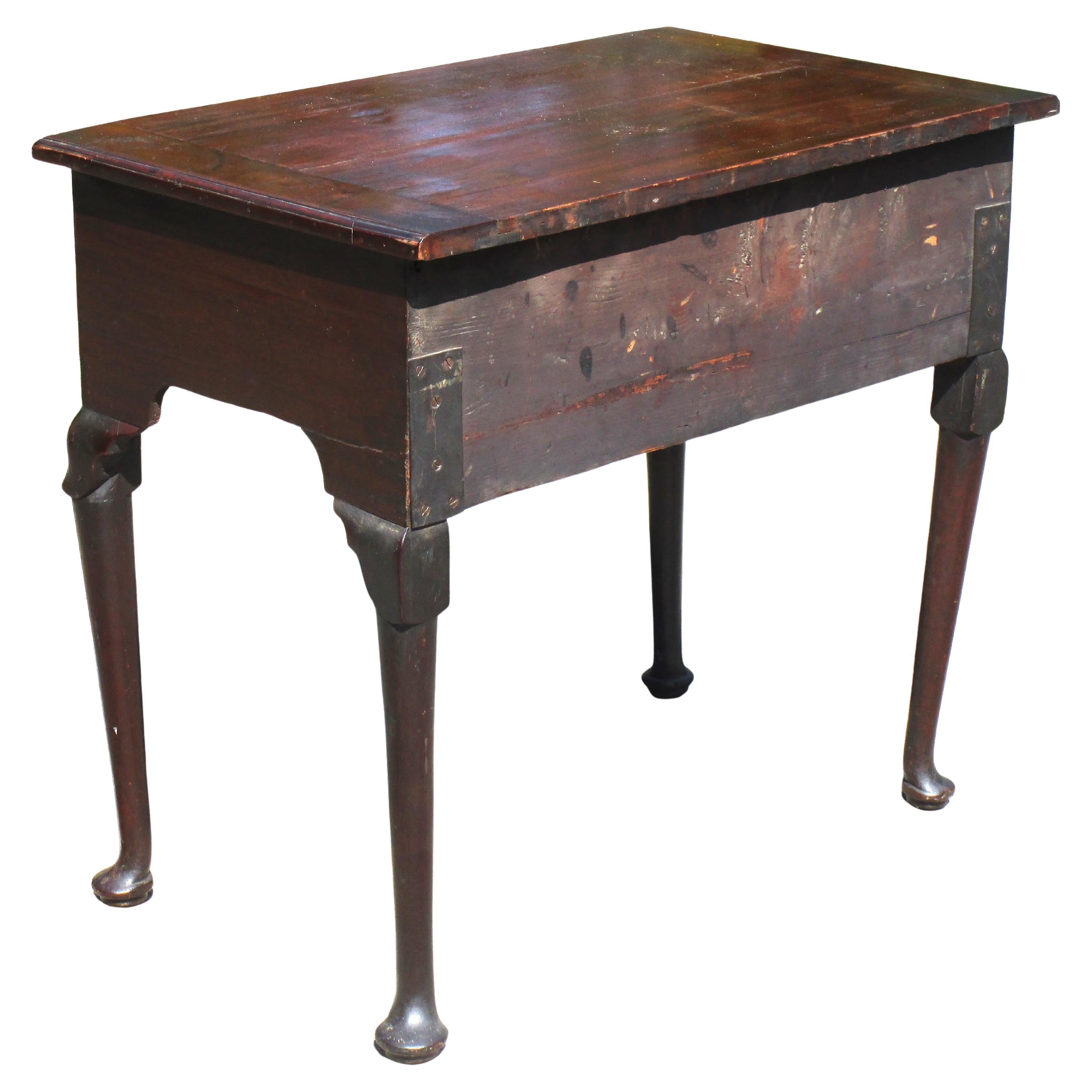 18th Century Queen Anne Mahogany Lowboy en vente 6