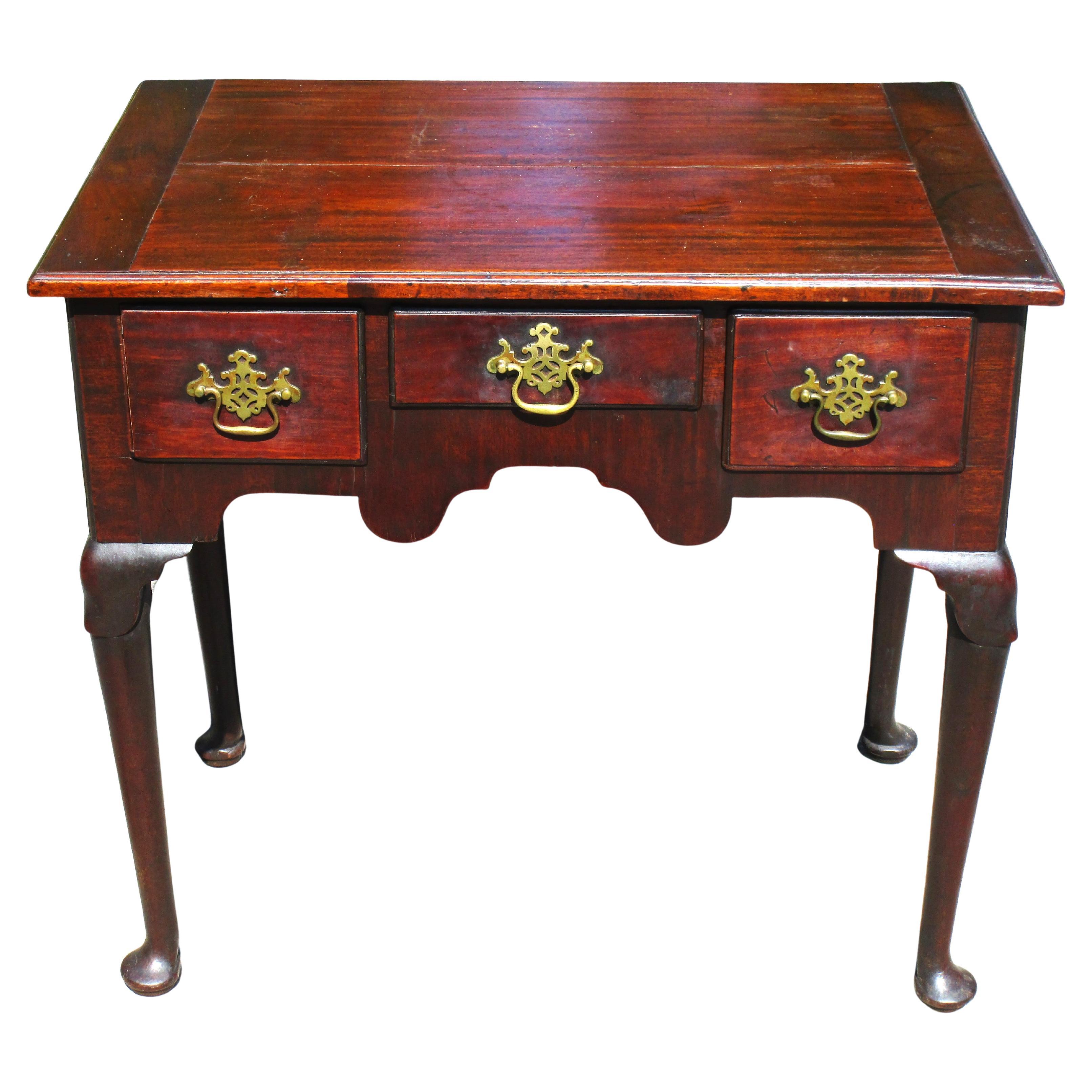 18th Century Queen Anne Mahogany Lowboy en vente 7