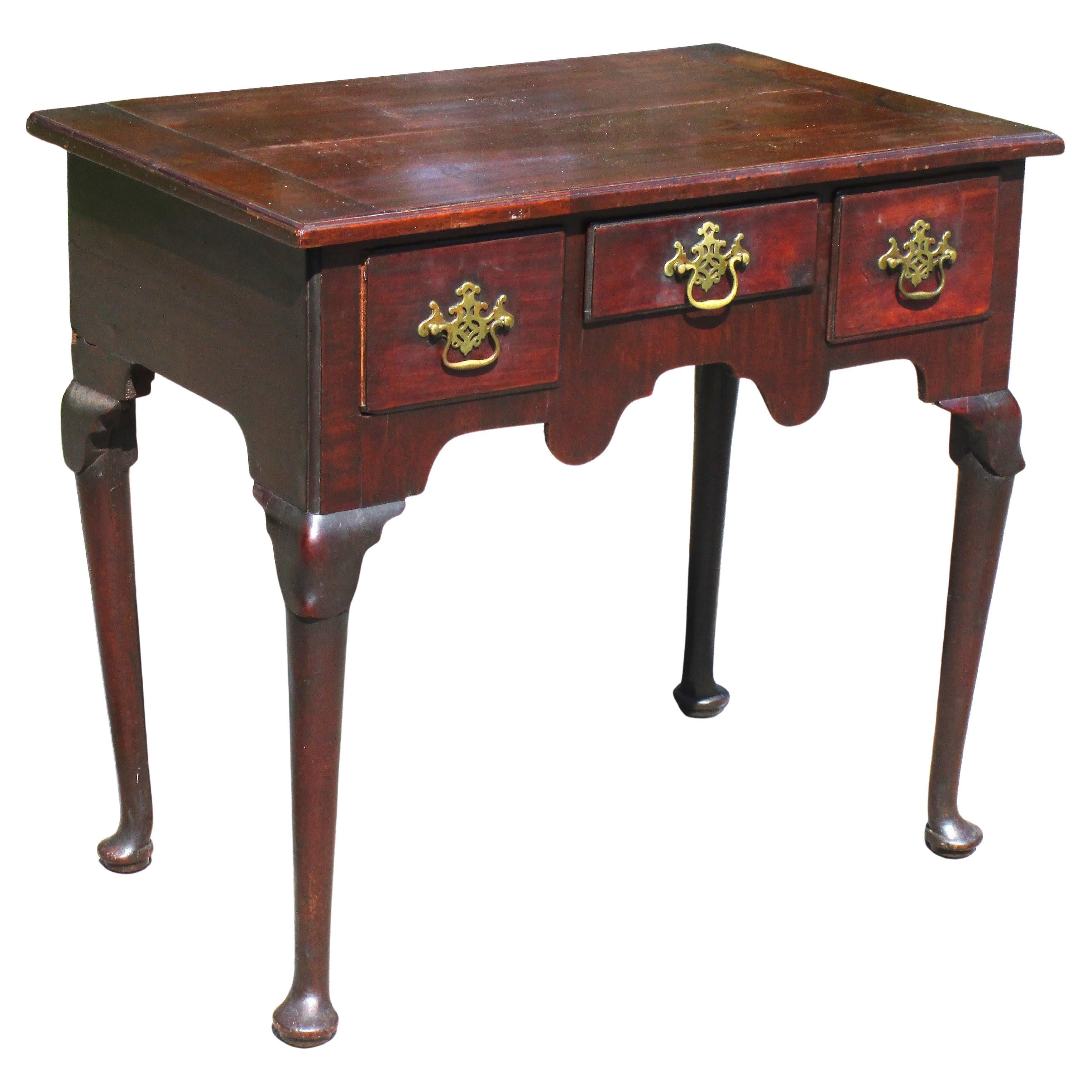 Anglais 18th Century Queen Anne Mahogany Lowboy en vente