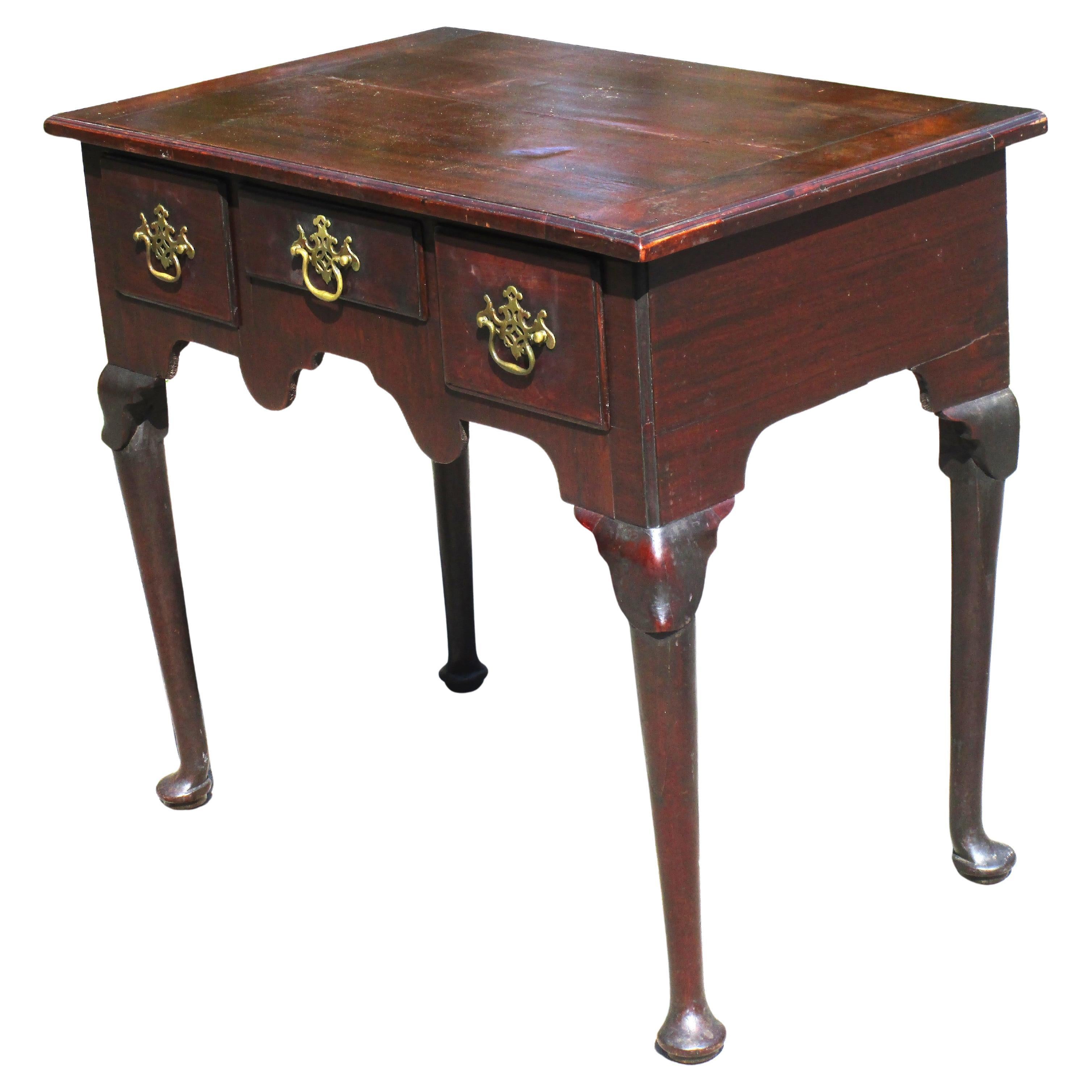 Menuiserie 18th Century Queen Anne Mahogany Lowboy en vente