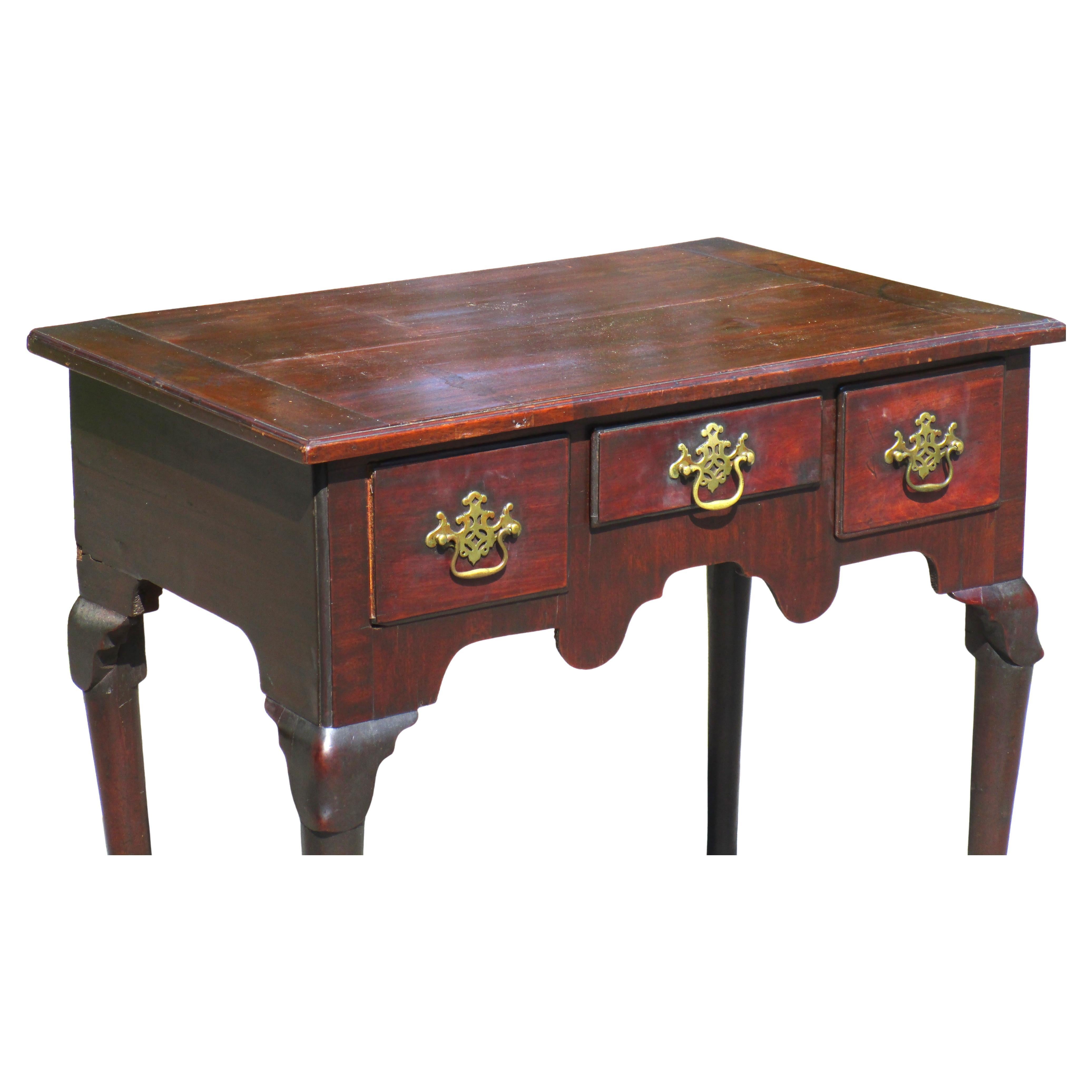 18th Century Queen Anne Mahogany Lowboy Bon état - En vente à Rochester, NY