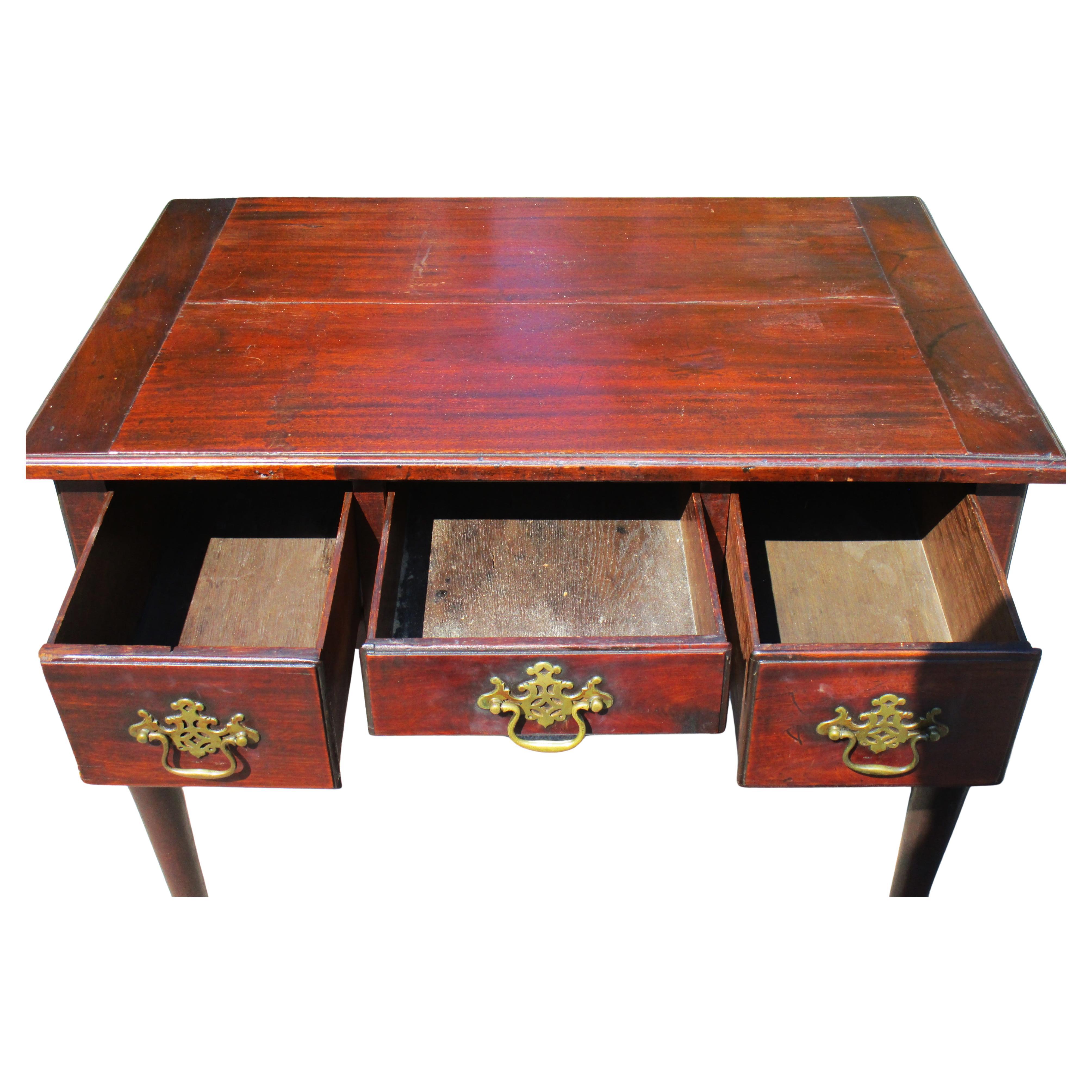 XVIIIe siècle 18th Century Queen Anne Mahogany Lowboy en vente