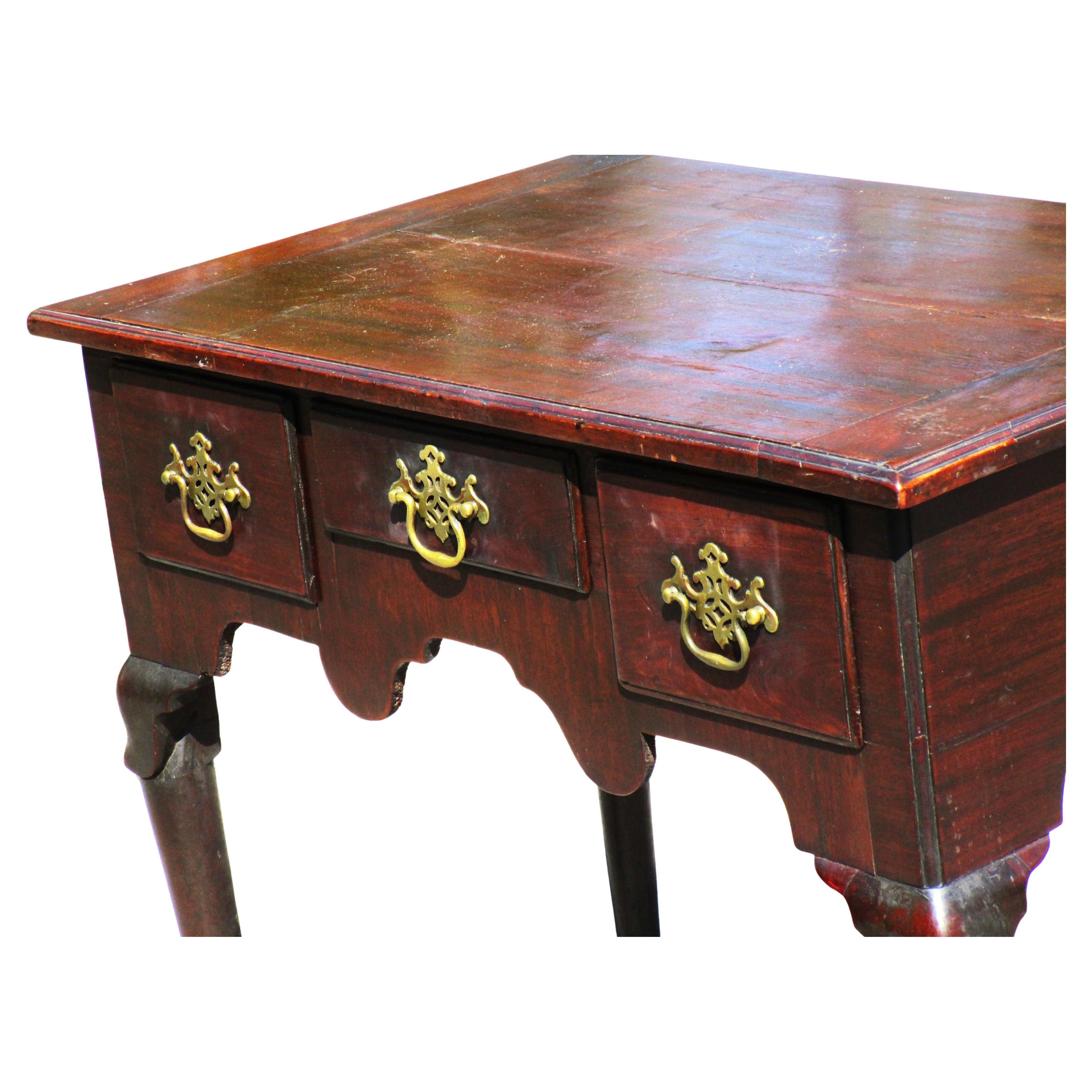 Laiton 18th Century Queen Anne Mahogany Lowboy en vente