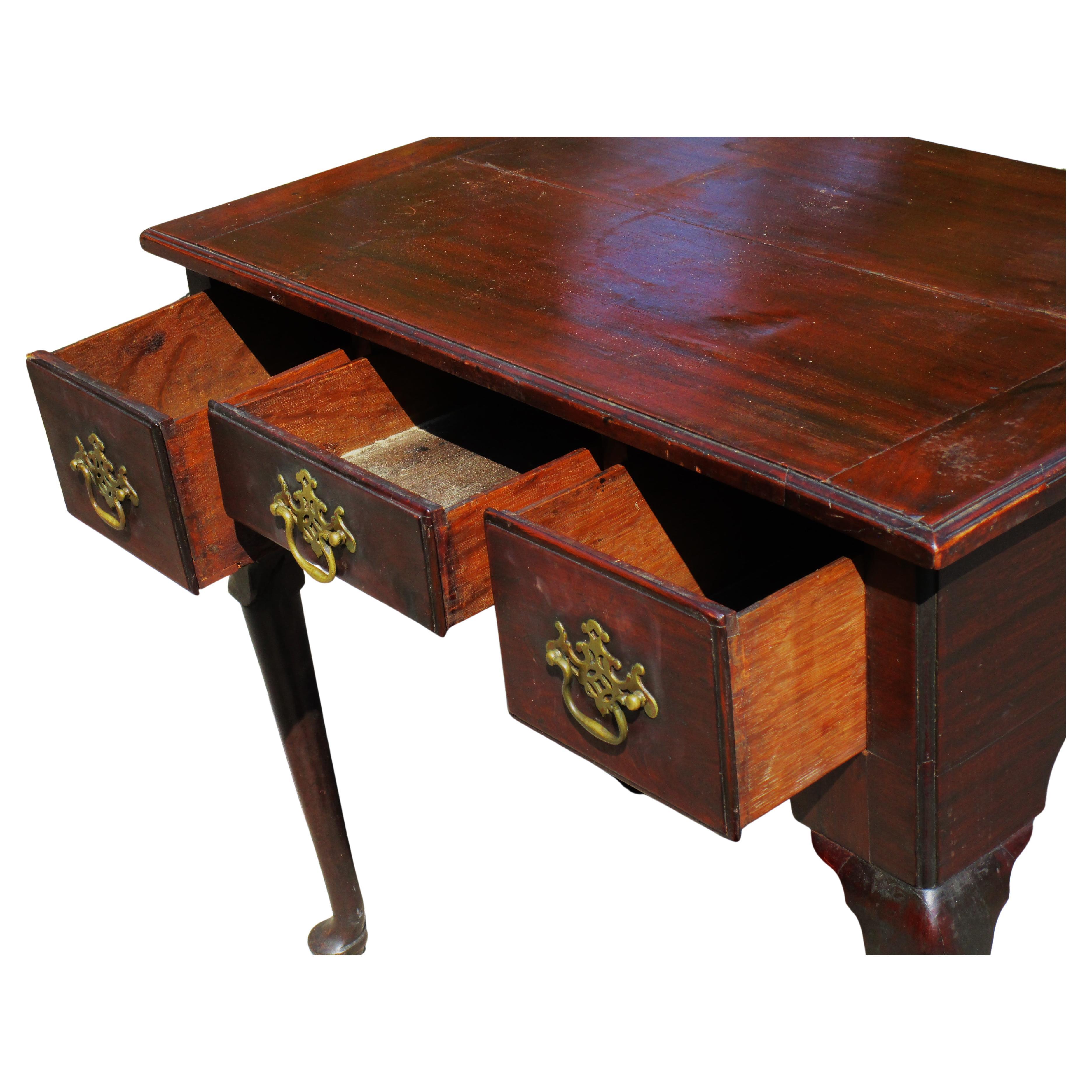 18th Century Queen Anne Mahogany Lowboy en vente 1