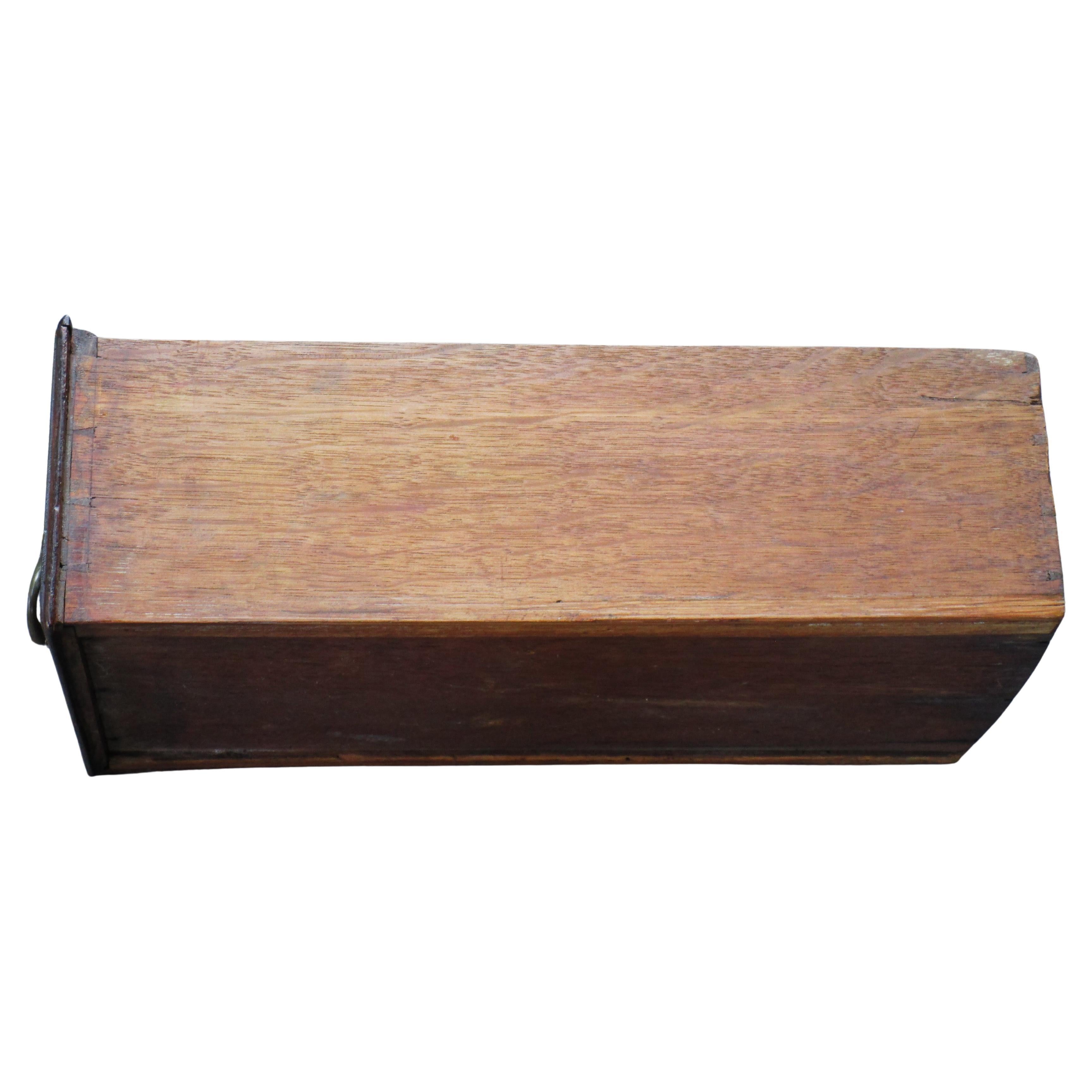 18th Century Queen Anne Mahogany Lowboy en vente 2
