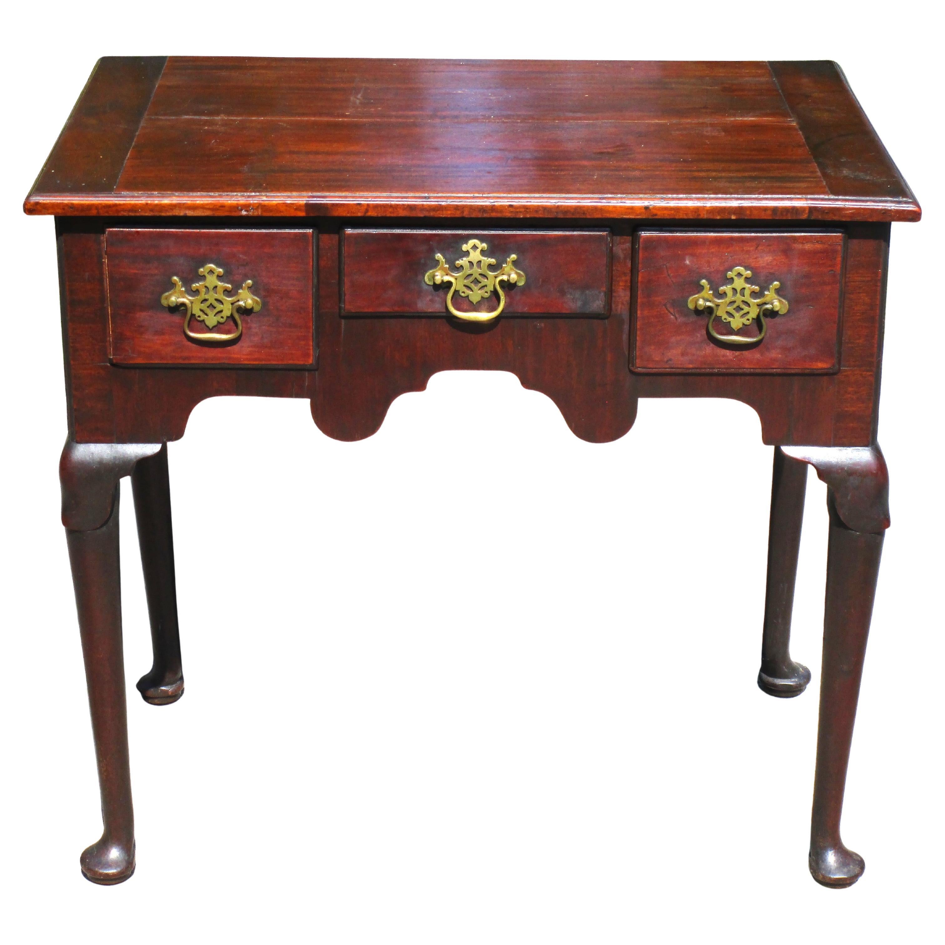 18th Century Queen Anne Mahogany Lowboy en vente