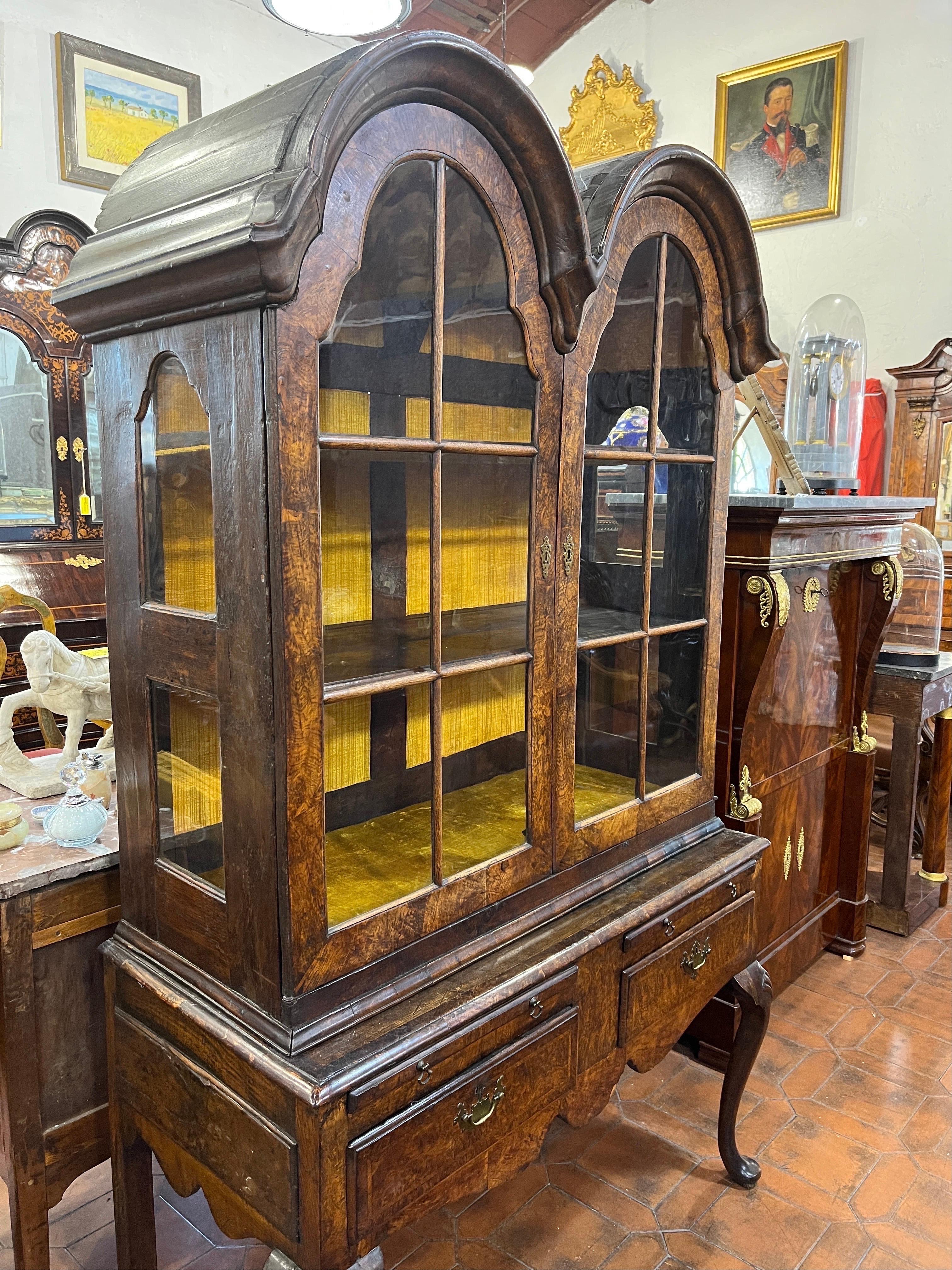 Fantastic and Rare display cabinet double dome Of  English provenance, made of oak wood and walnut burl. Original hardware. No replacement work in either front or back.
Cabinet in excellent state of preservation. Rare in this condition.
We will only