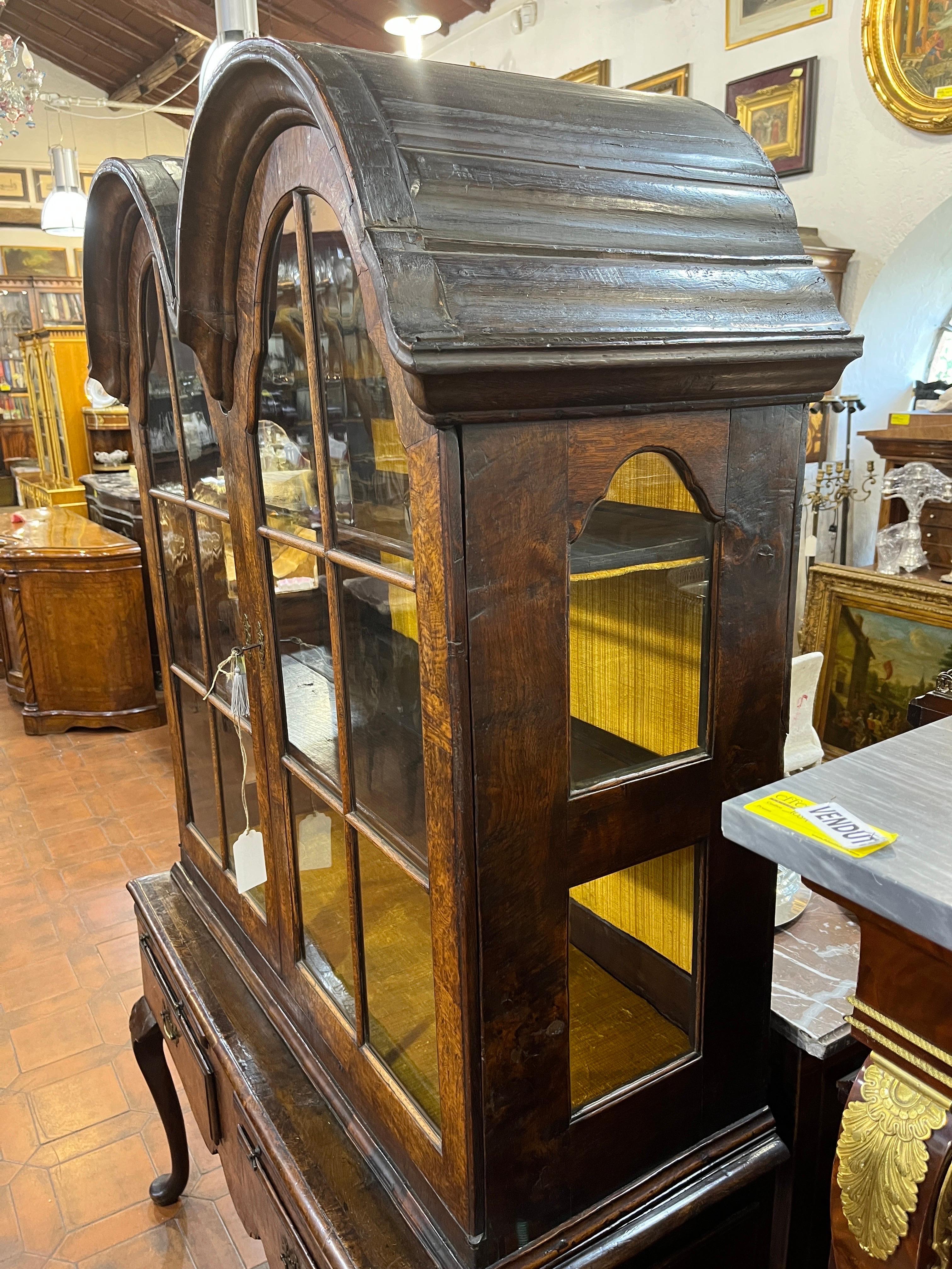 18th Century English Queen Anne Oak Walnut Display Cabinet Double Dome Vitrine  In Good Condition For Sale In Roma, RM