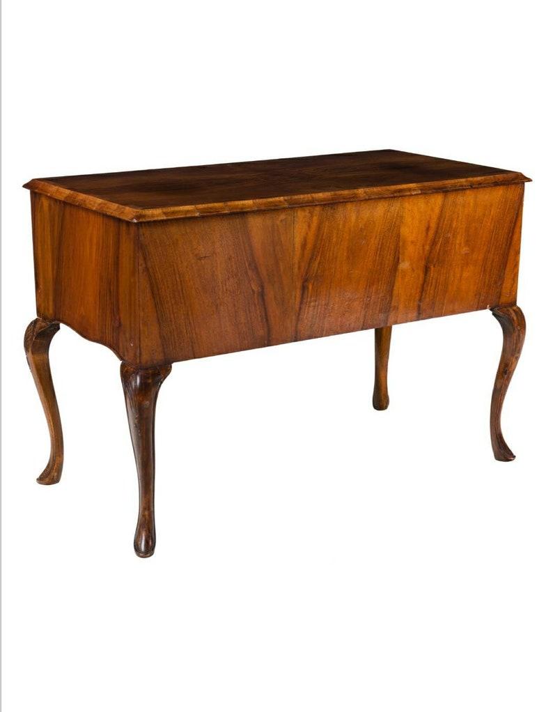A wonderful, fine quality period Queen Anne, Early Georgian writing desk (or large dressing table) with outstanding patina and provenance. Exquisitely crafted in England in the first half of the eighteenth century, the entire piece having well